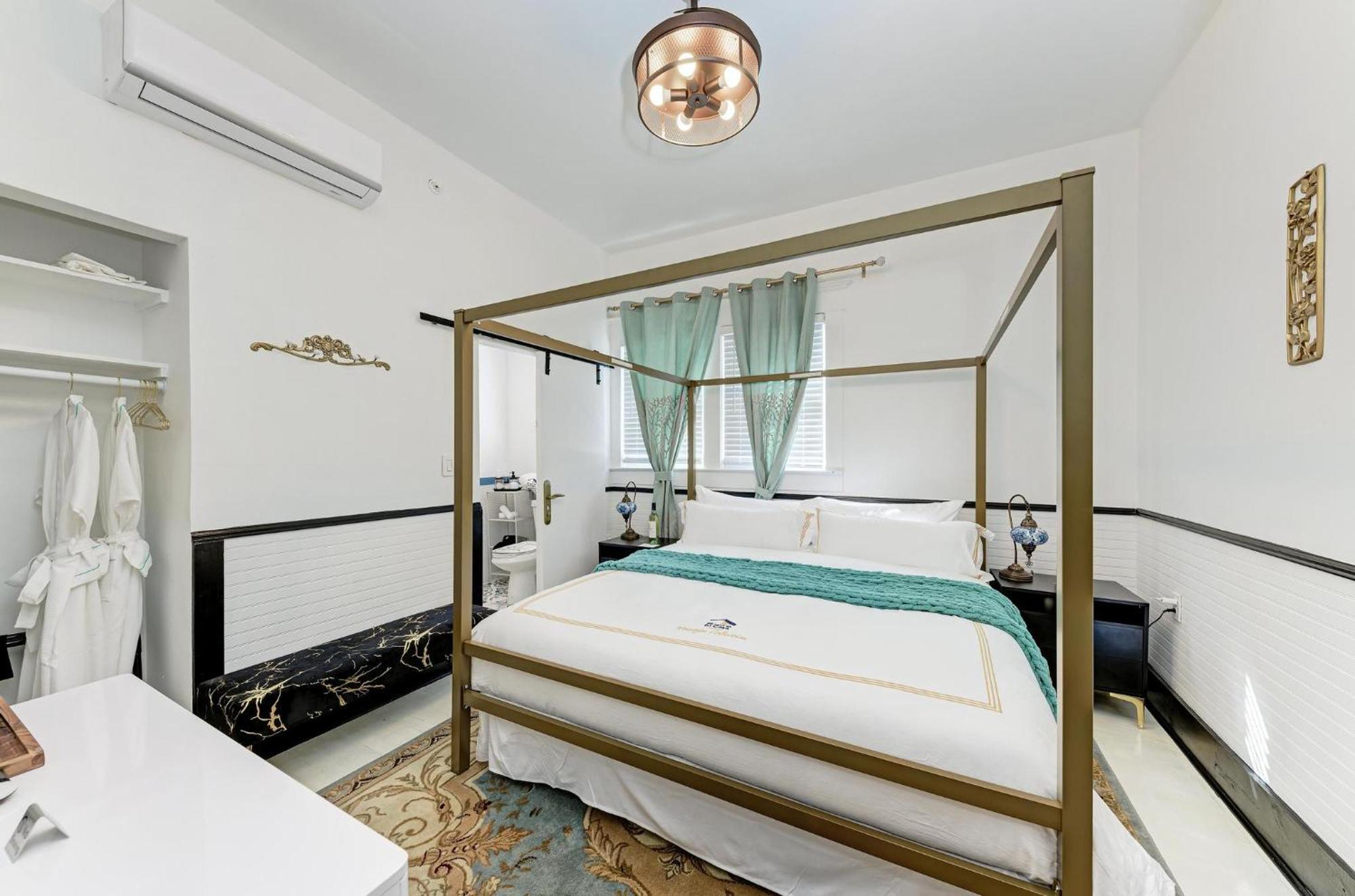 Deluxe King Suite