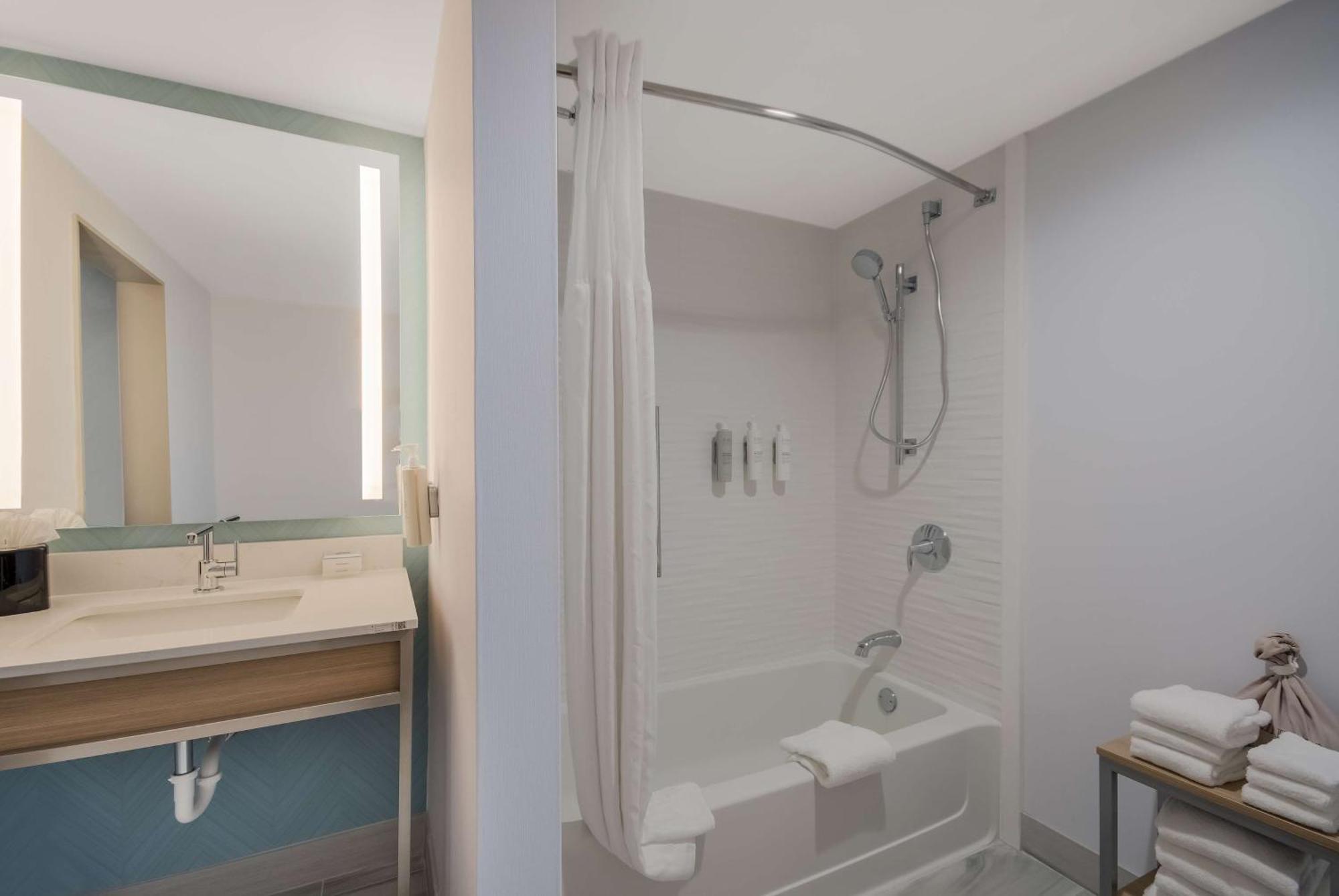 Queen Room Two Queen Beds Mobility Hearing Access