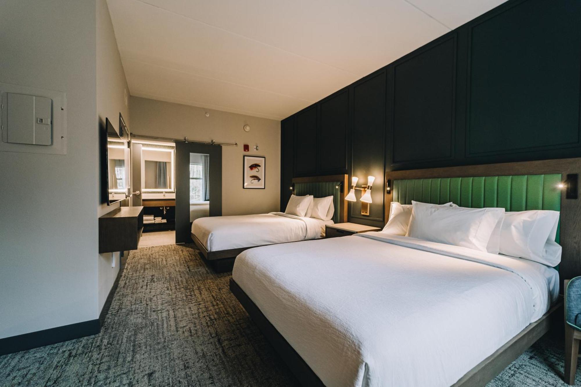 Two-Room Queen Suite Two Queen Beds