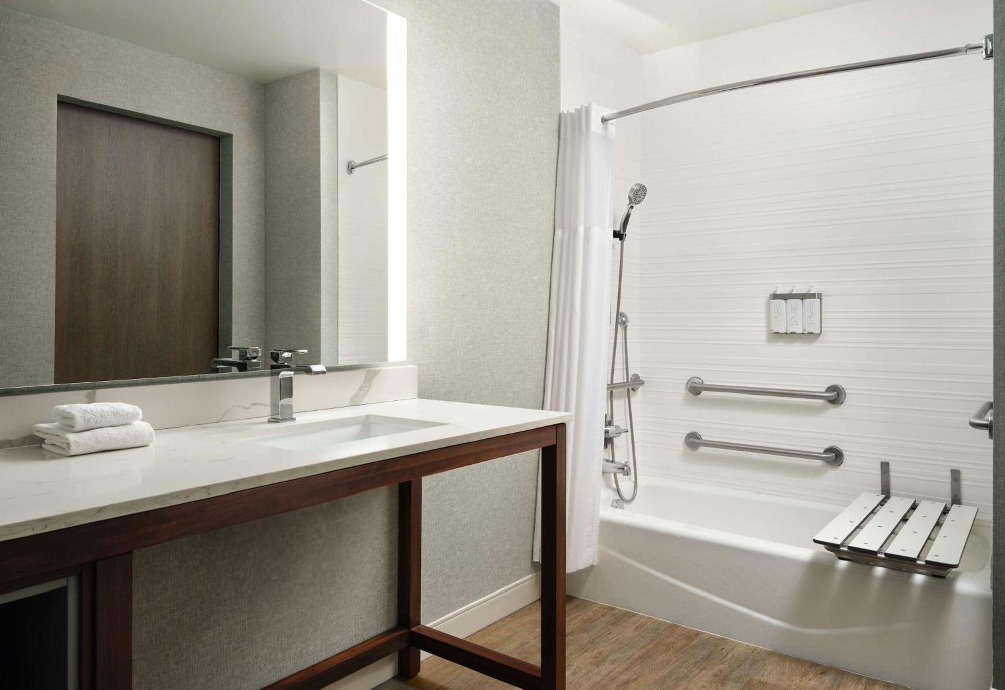 King Room Bath Tub Mobility Hearing Access or Non-Smoking