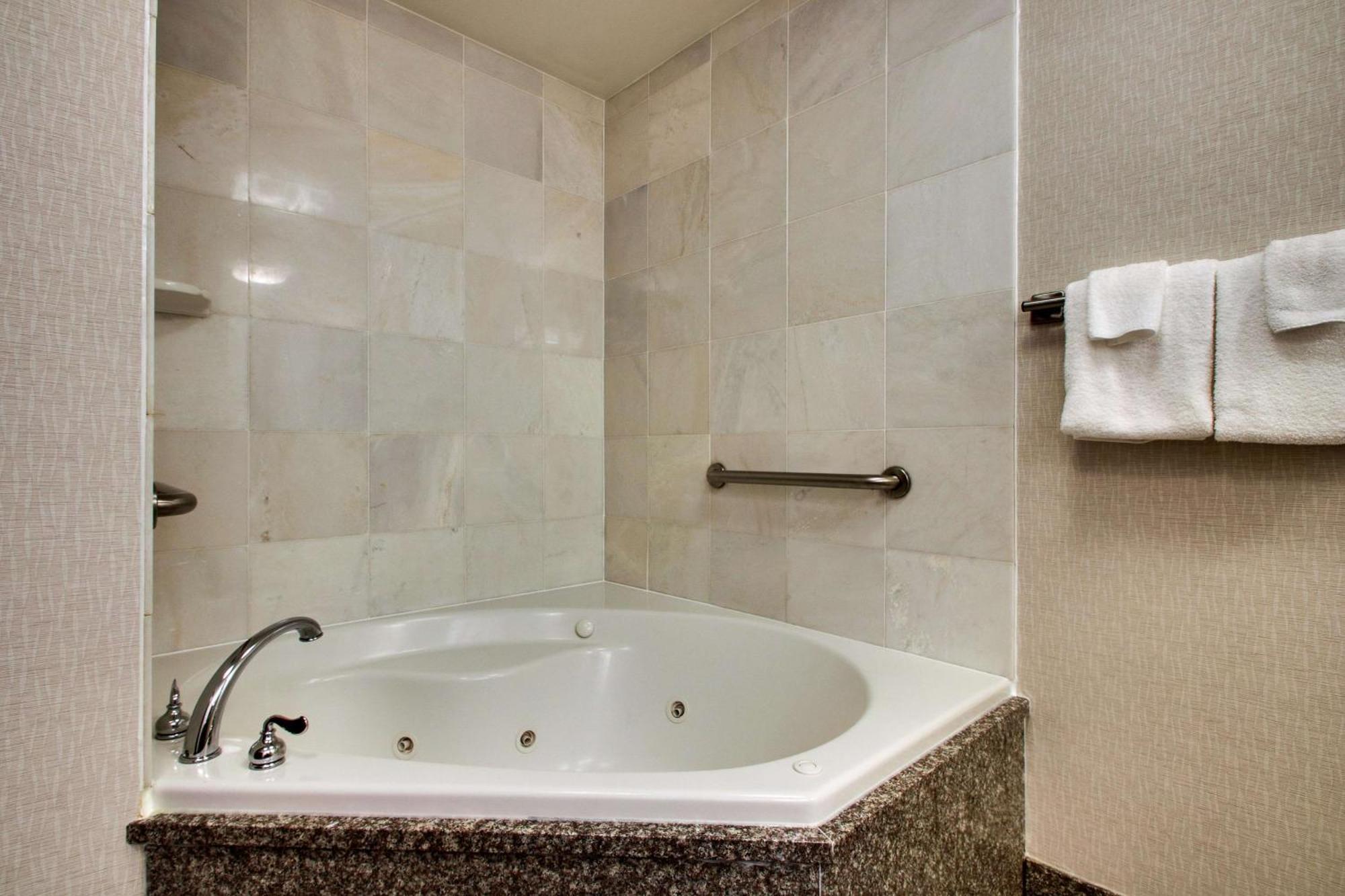 Deluxe King Room Accessible Tub
