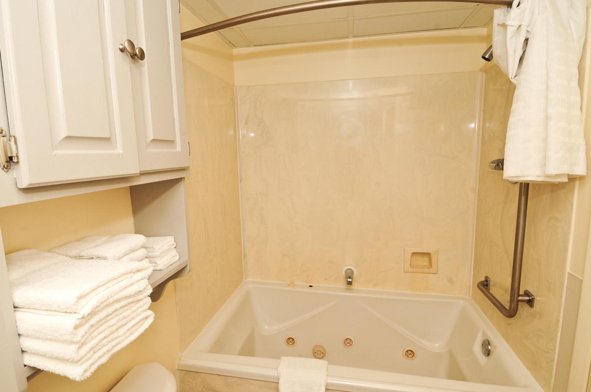 2 Room Oceanfront Renovated Suite 3 Queen Beds T2A
