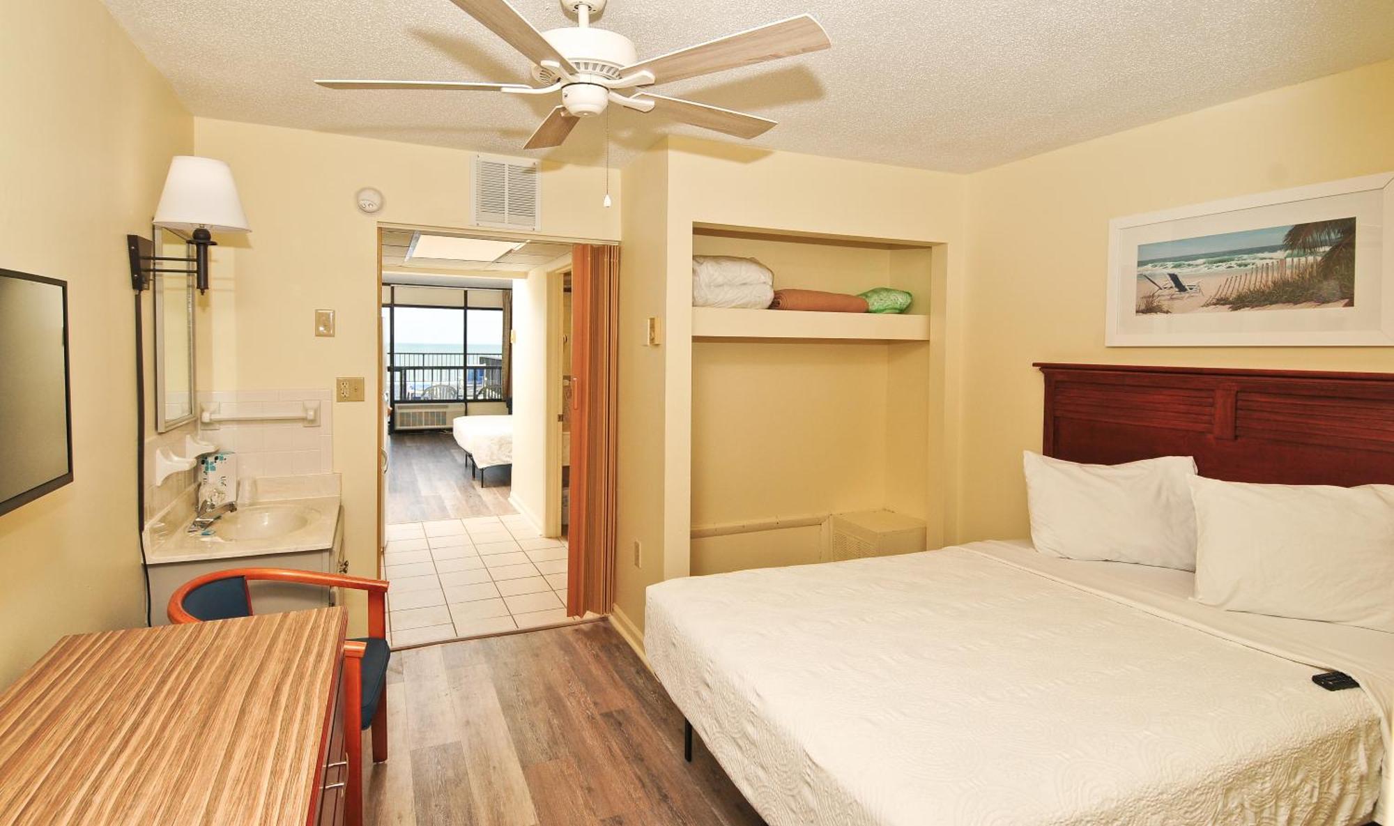 2 Room Oceanfront Renovated Suite 3 Queen Beds T2A