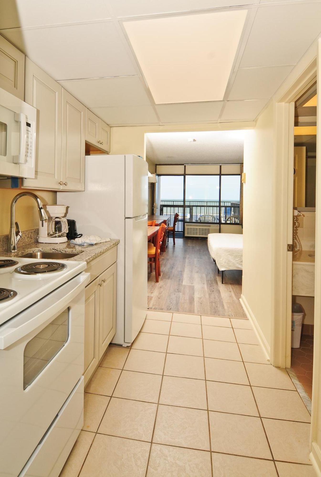 2 Room Oceanfront Renovated Suite 3 Queen Beds T2A