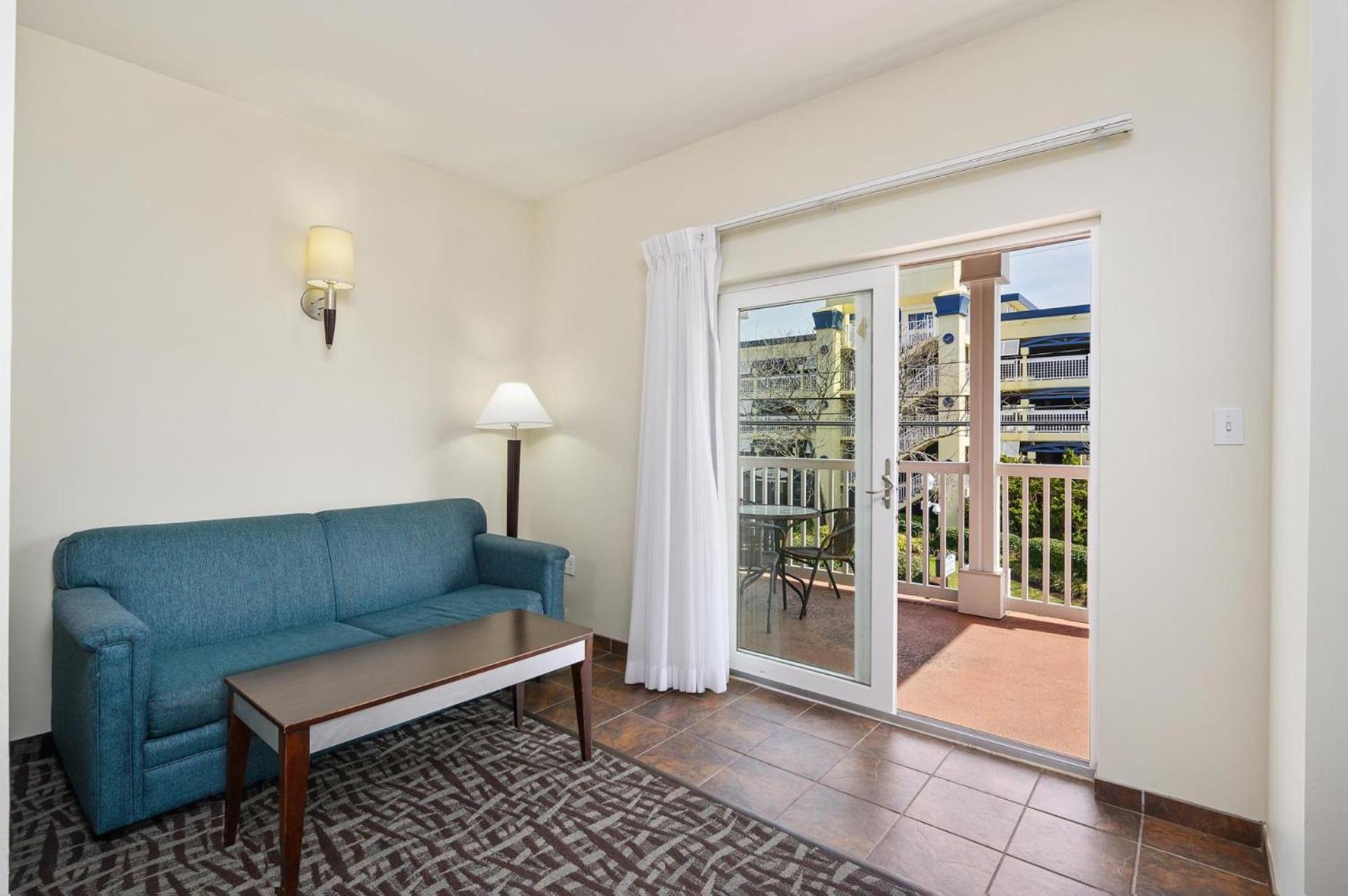 Deluxe Queen Suite