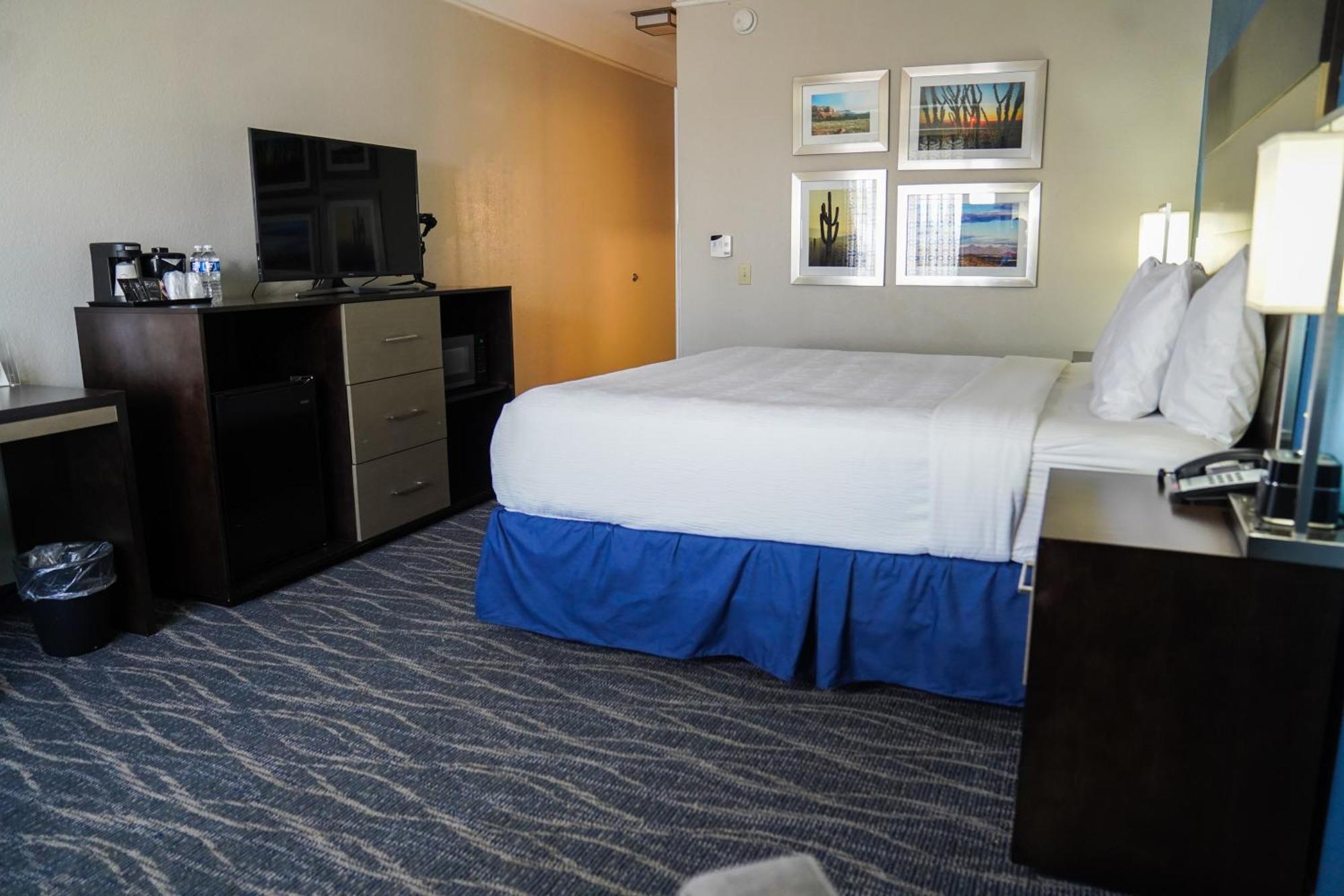 King Room Bath Tub Mobility Accessible or Non-Smoking