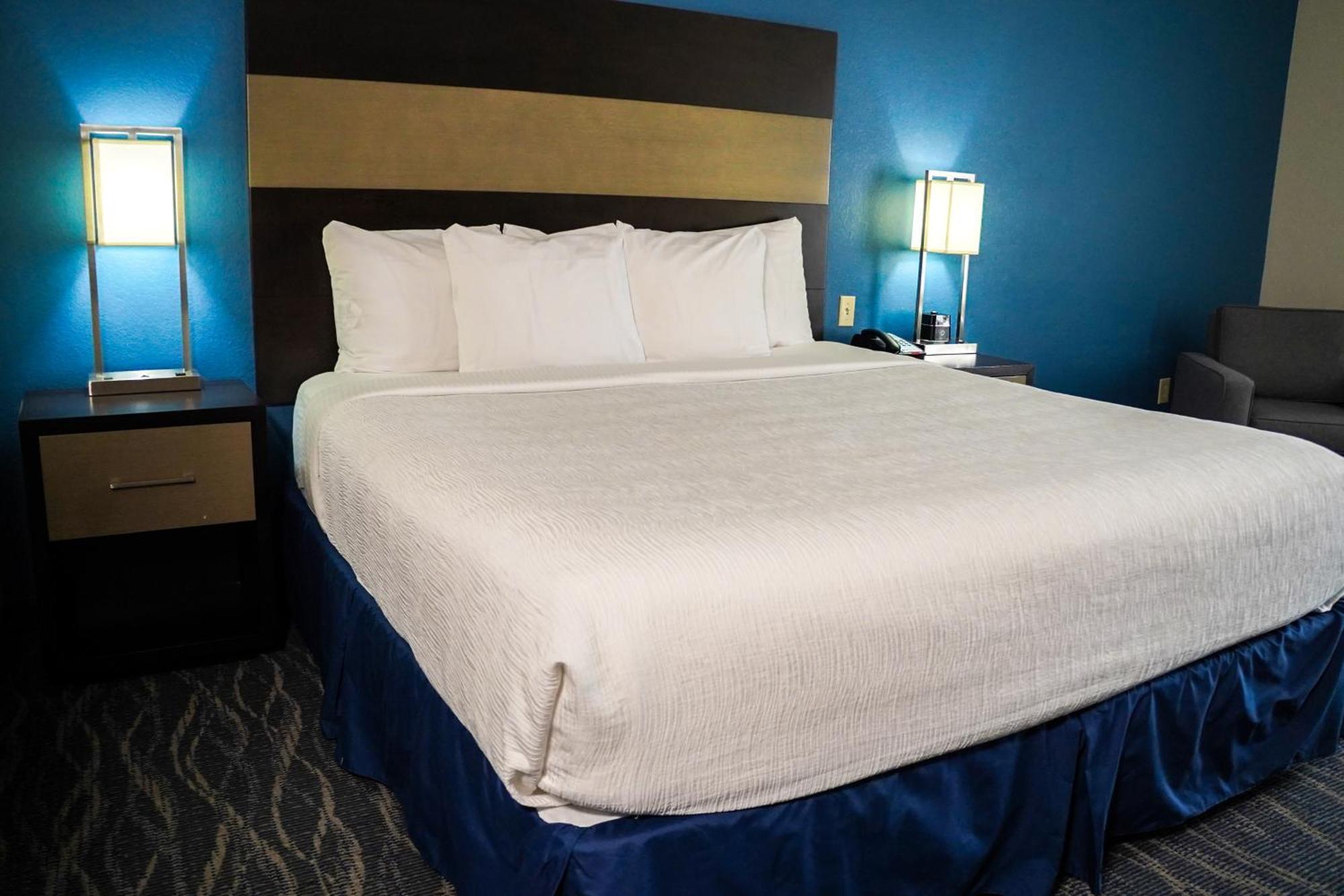 King Room Bath Tub Mobility Accessible or Non-Smoking