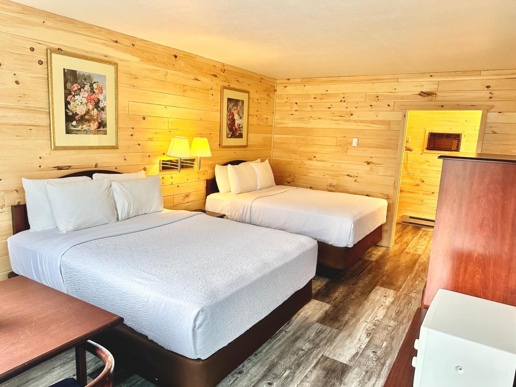 One Queen One Double Courtyard Bridgeview