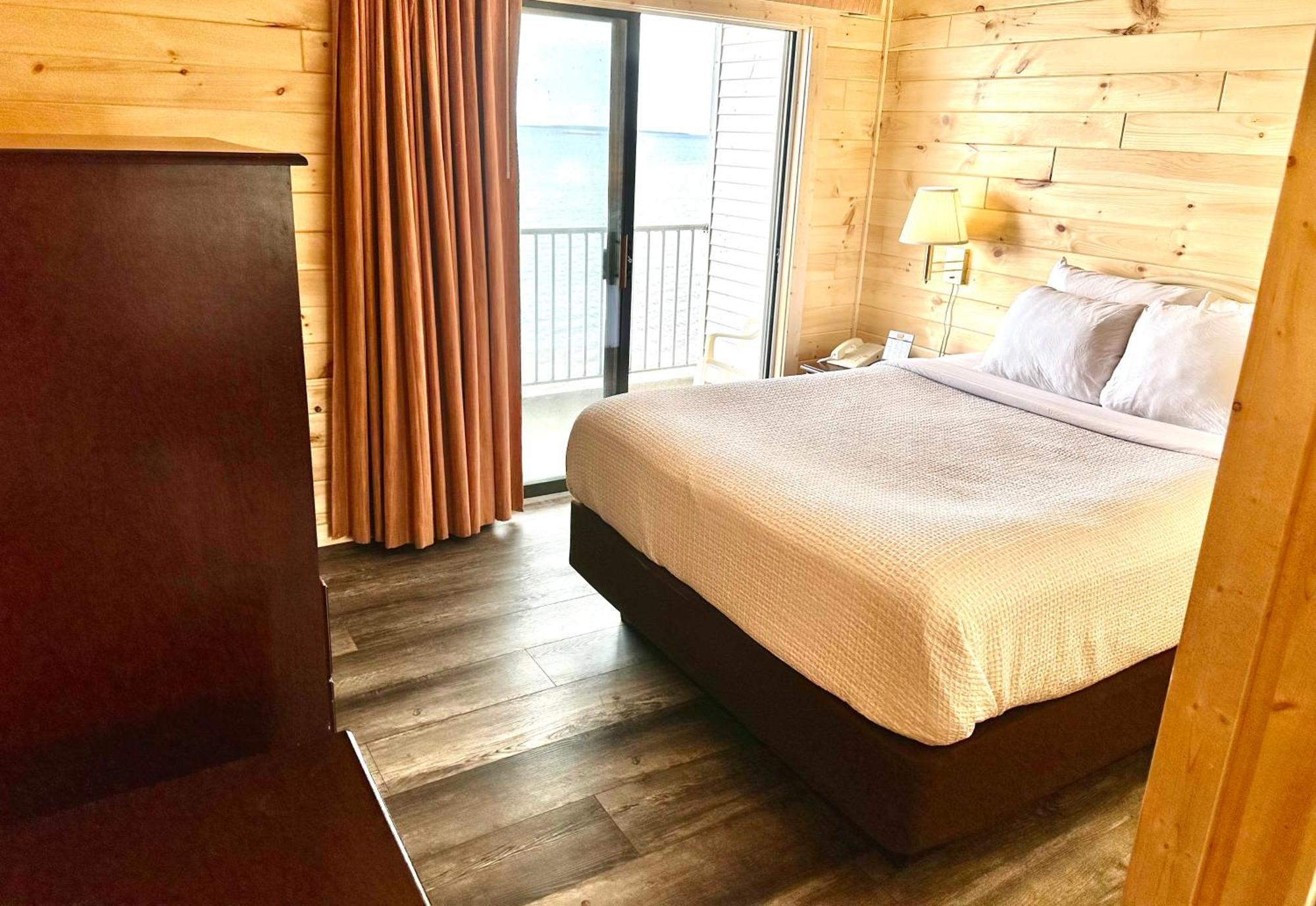 Two Queen Beds Lake Front Bridgeview