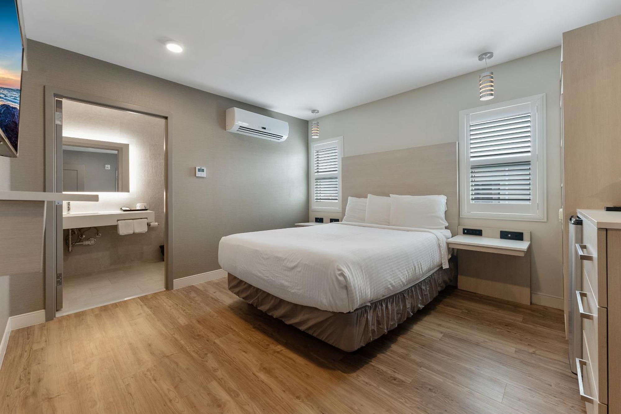 Deluxe Queen Room