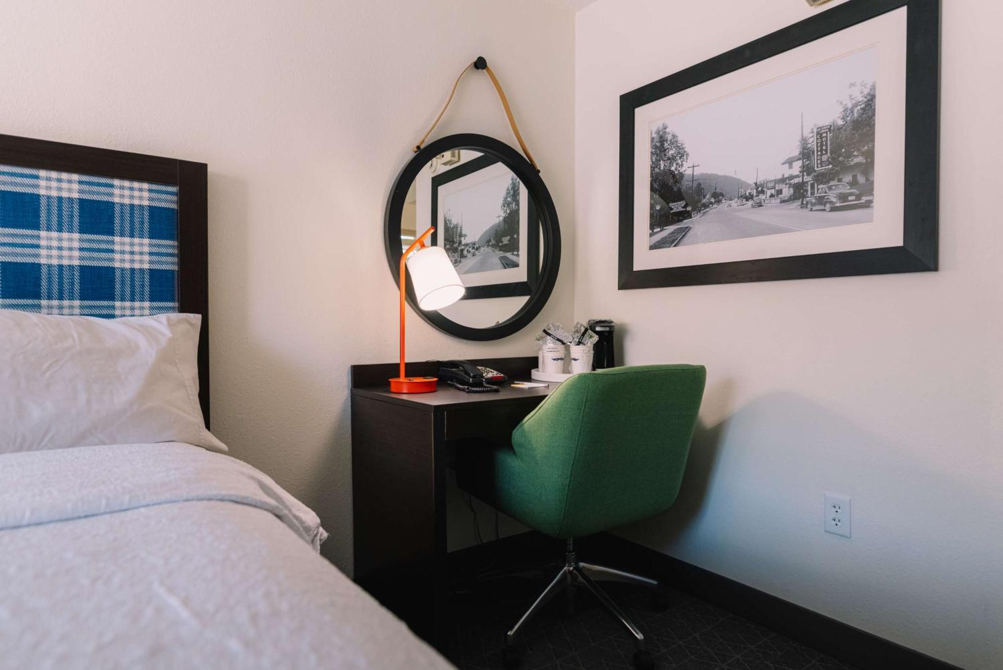 Queen Room Bath Tub Mobility Access or Non-Smoking