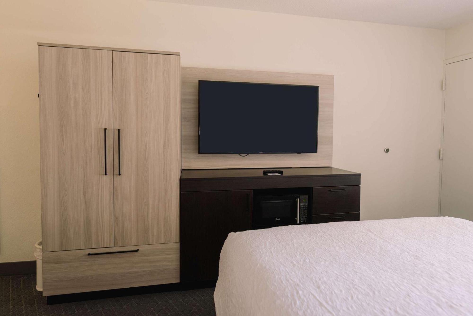 Queen Room Bath Tub Mobility Access or Non-Smoking