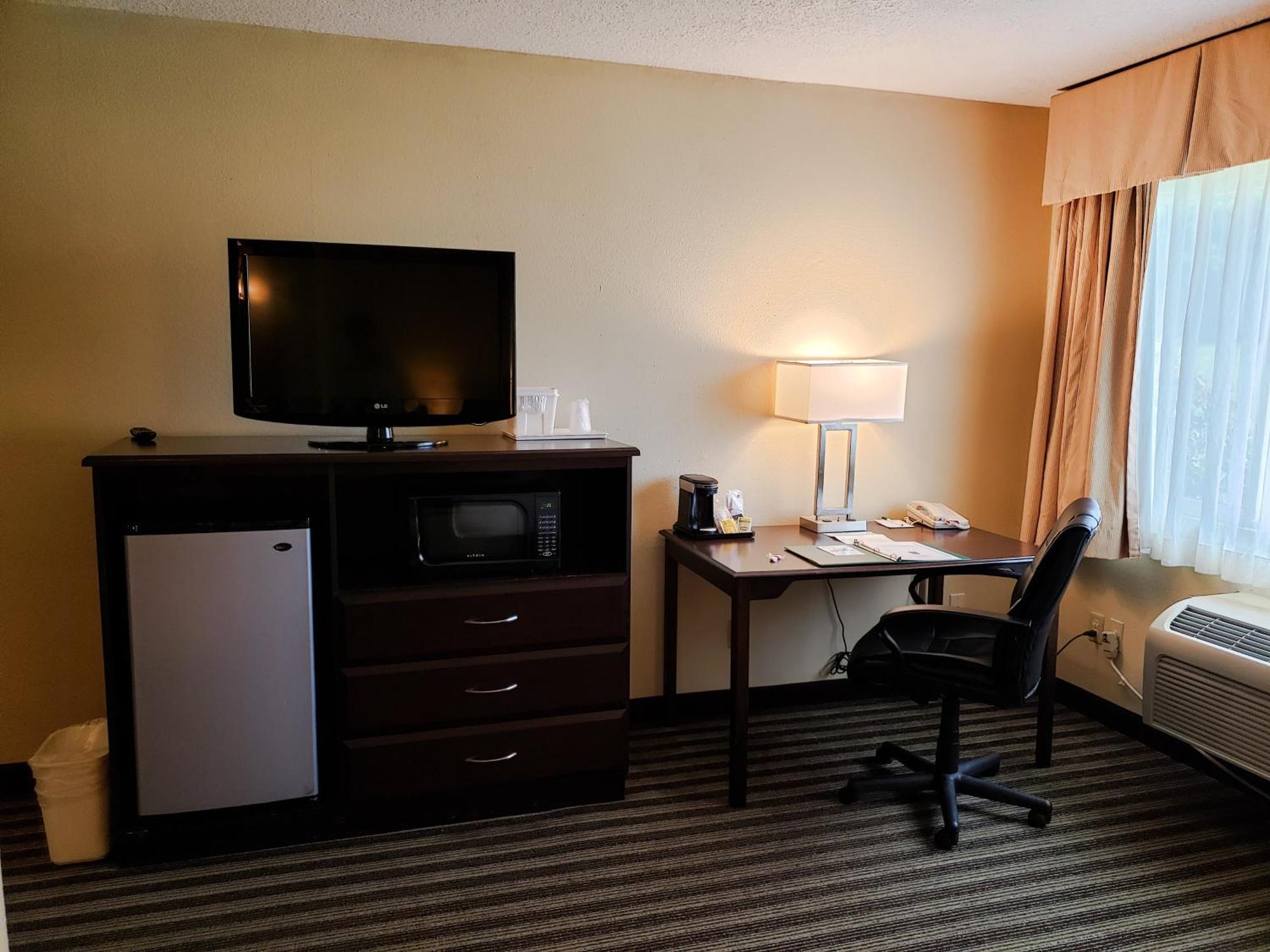 Queen Room Accessible or Nonsmoking