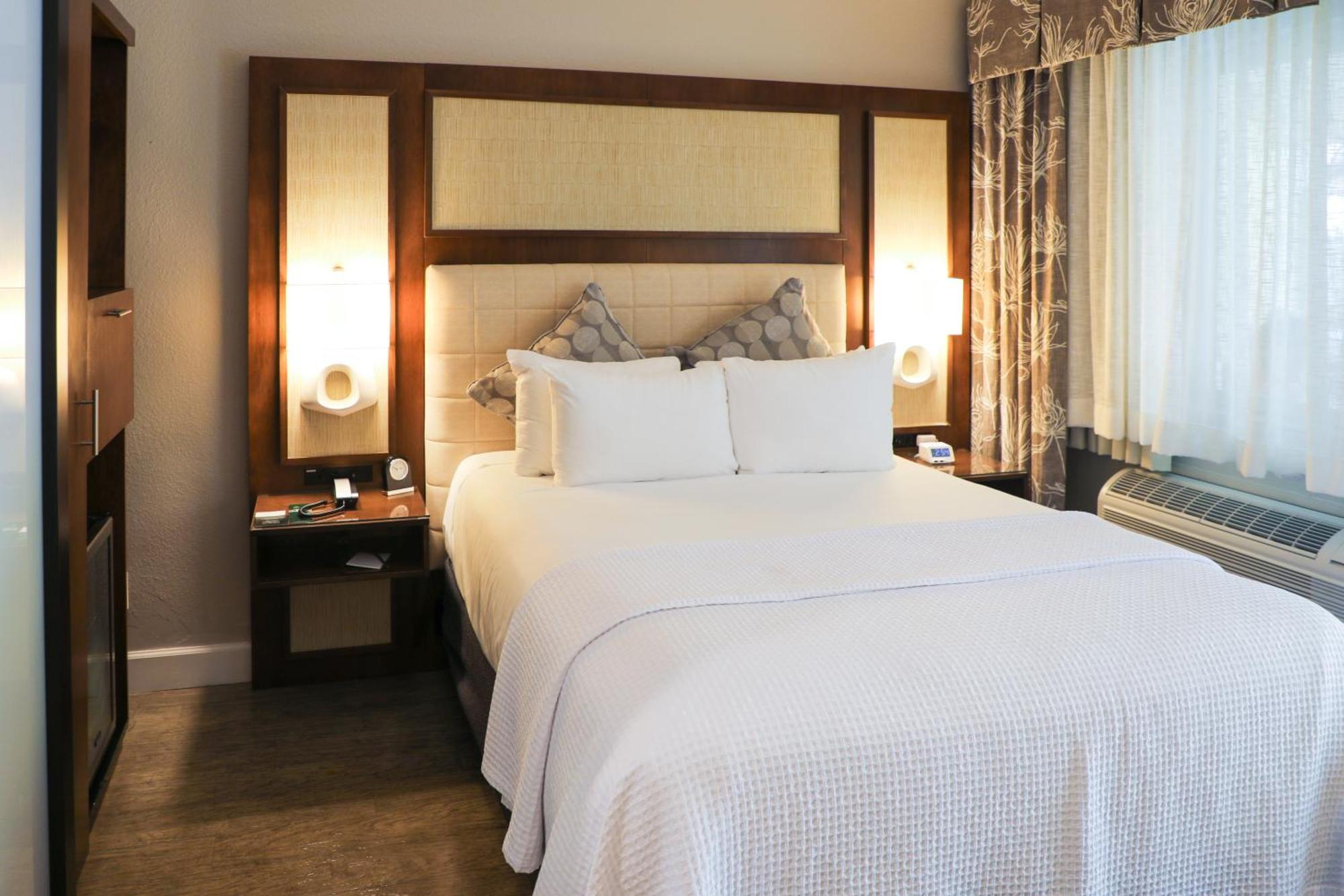 Deluxe Queen Room Disability Access