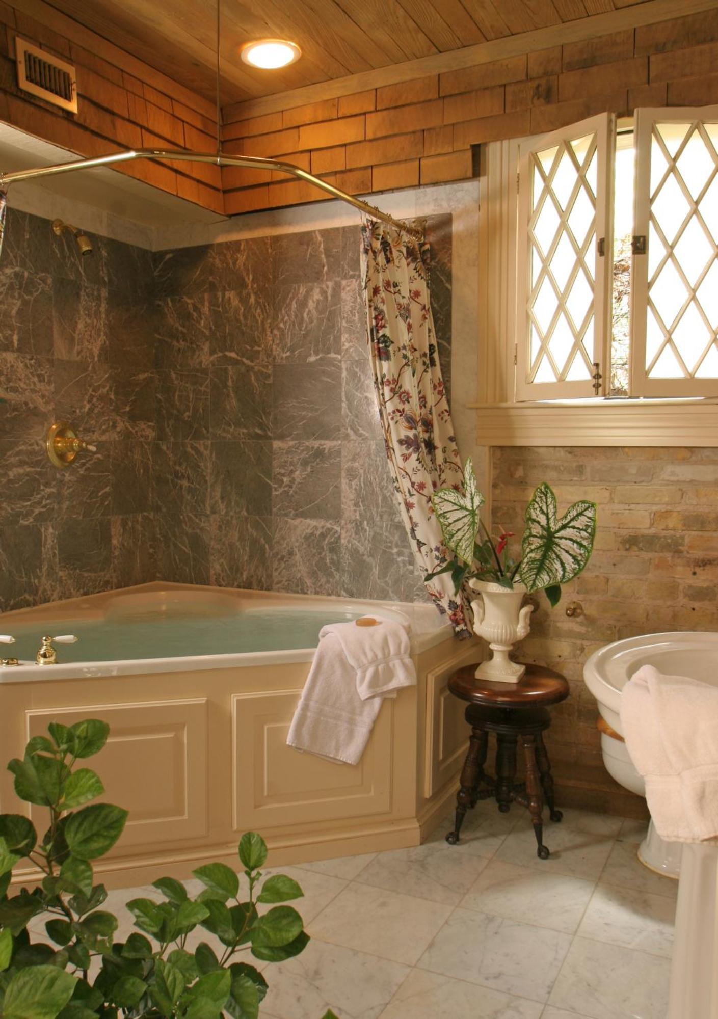 Queen Suite Spa Bath Pancoast Carriage House