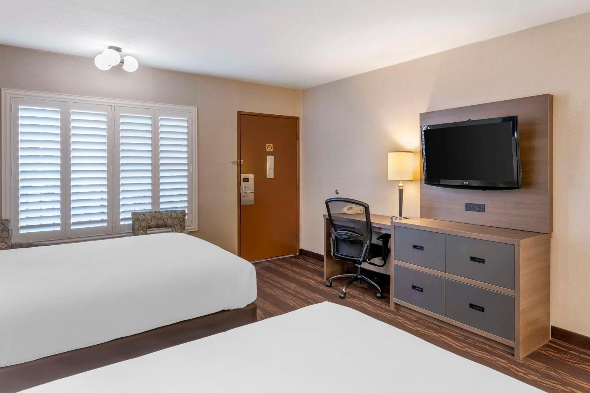 Double Room Two Double Beds Upper Floor or Non-Smoking