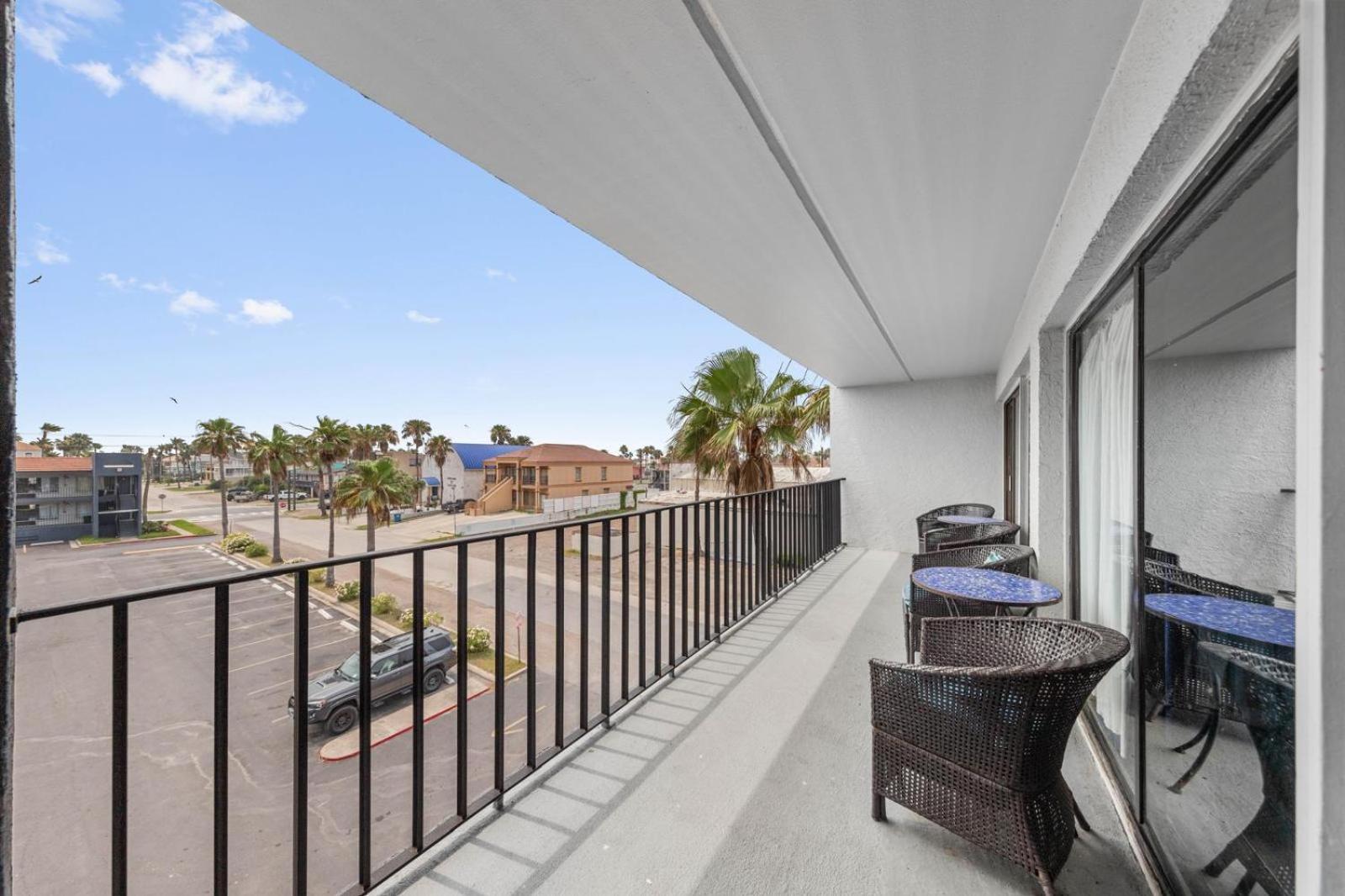 Queen Suite Pool View