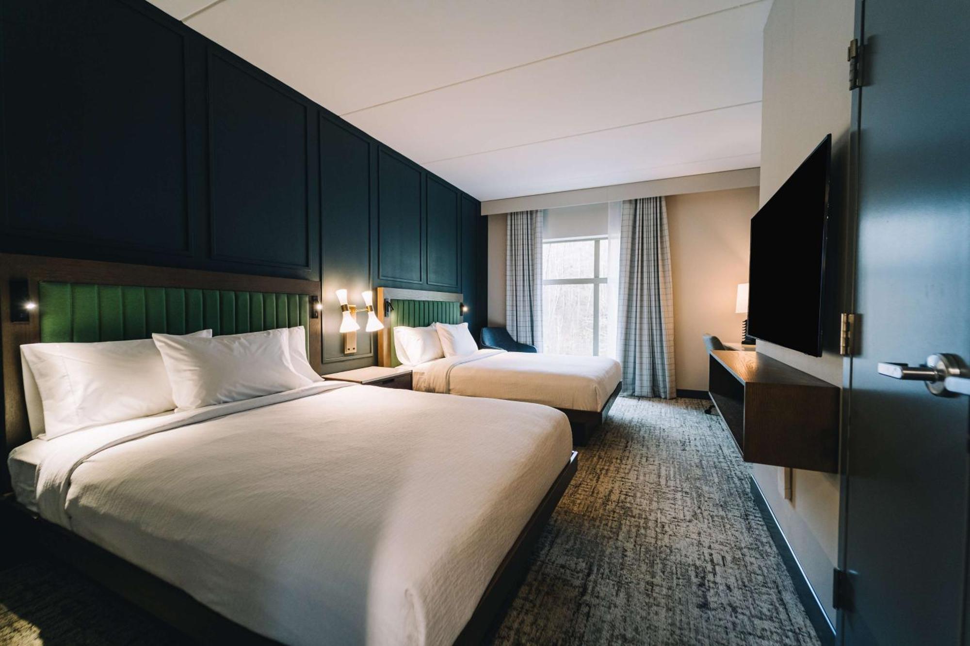 Two-Room Queen Suite Two Queen Beds