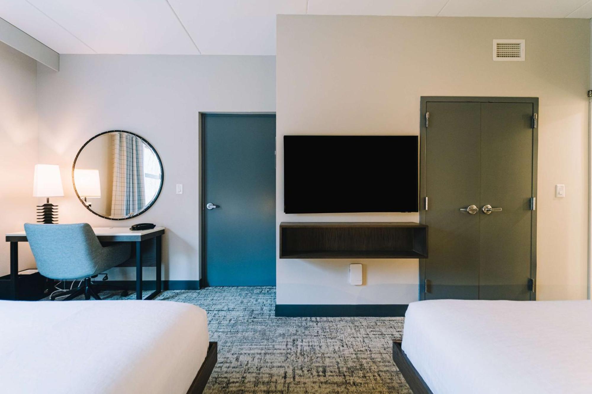 Two-Room Queen Suite Two Queen Beds
