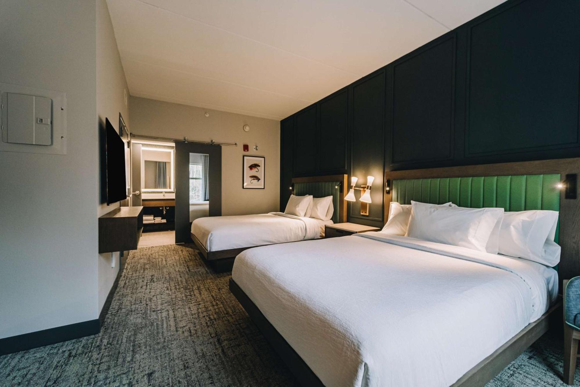 Two-Room Queen Suite Two Queen Beds