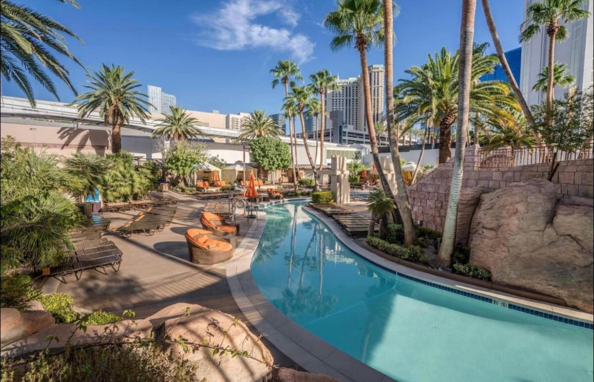 Studio Pool View