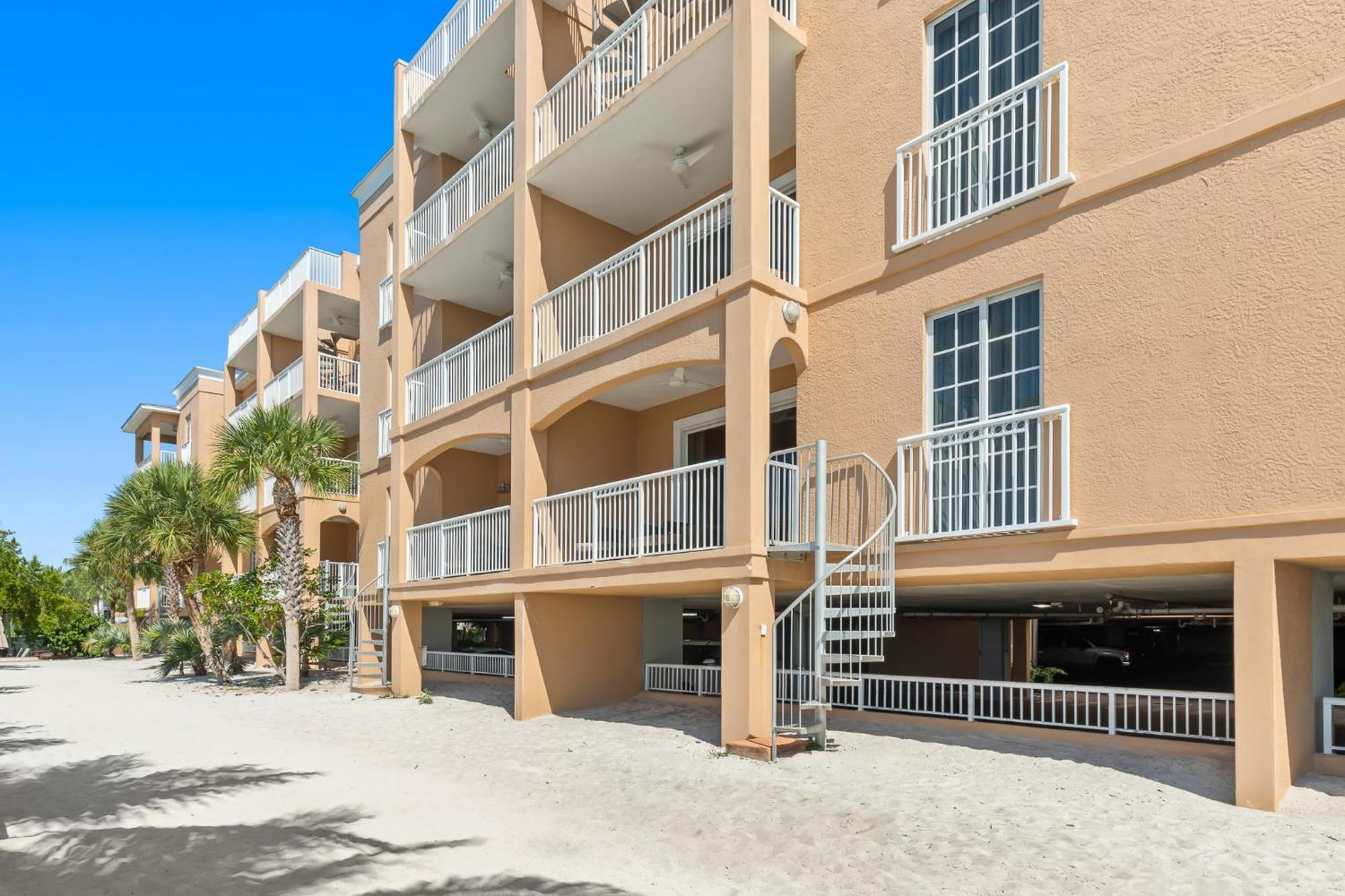Ocean Front 1BR Suite Direct Beach Access