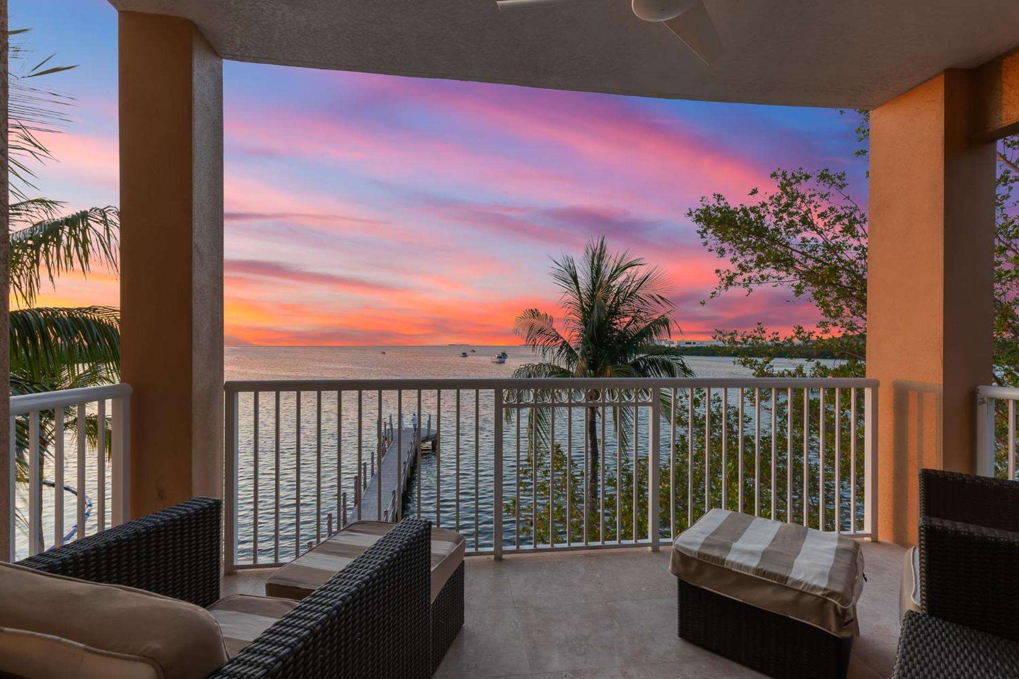 Ocean Front 1BR Suite Direct Beach Access