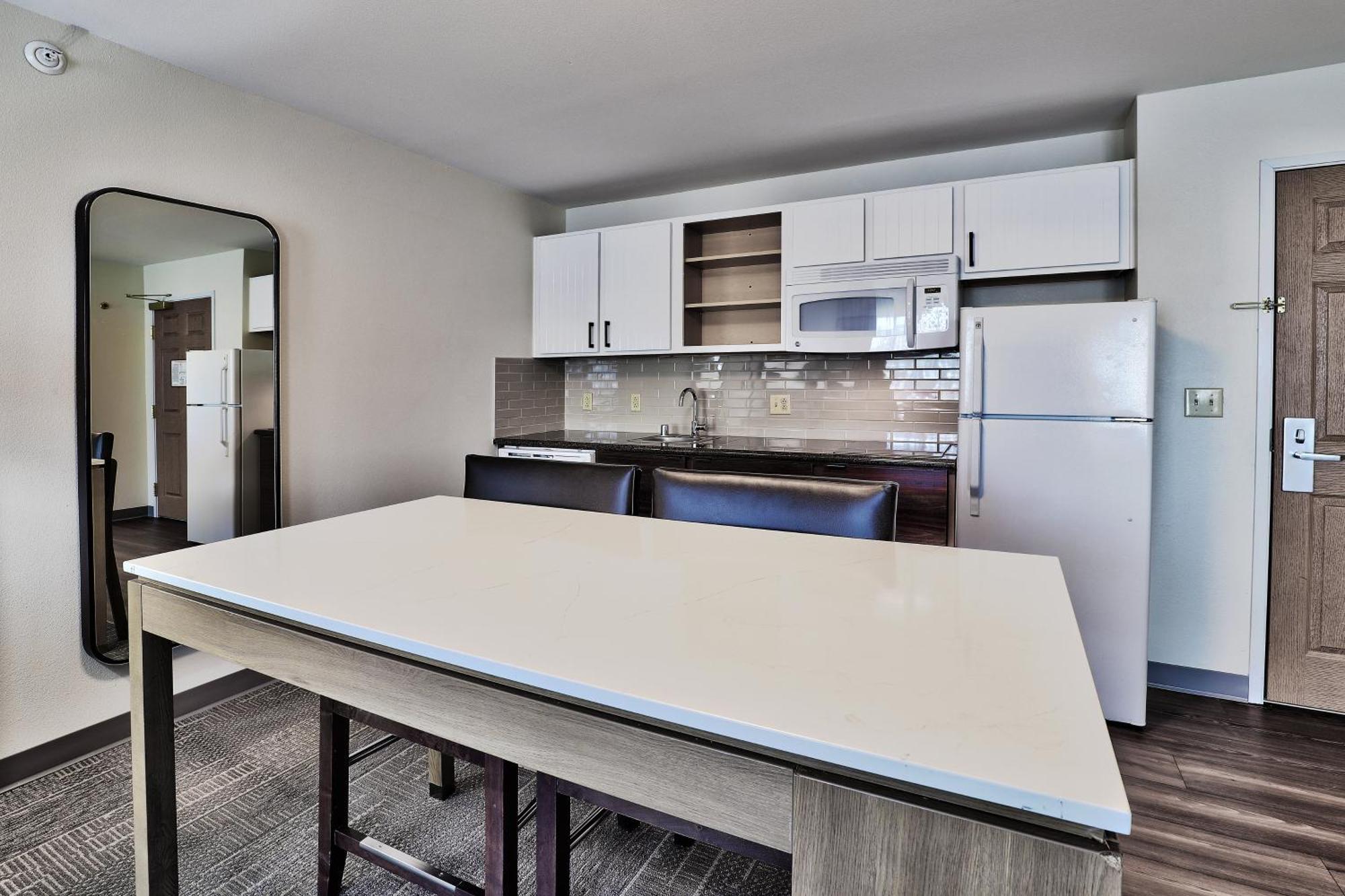 One-Bedroom Queen Suite Non-Smoking