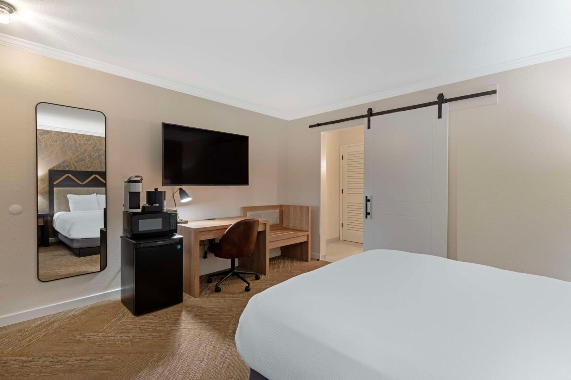 Queen Room Roll Shower Mobility Accessible or Non-Smoking