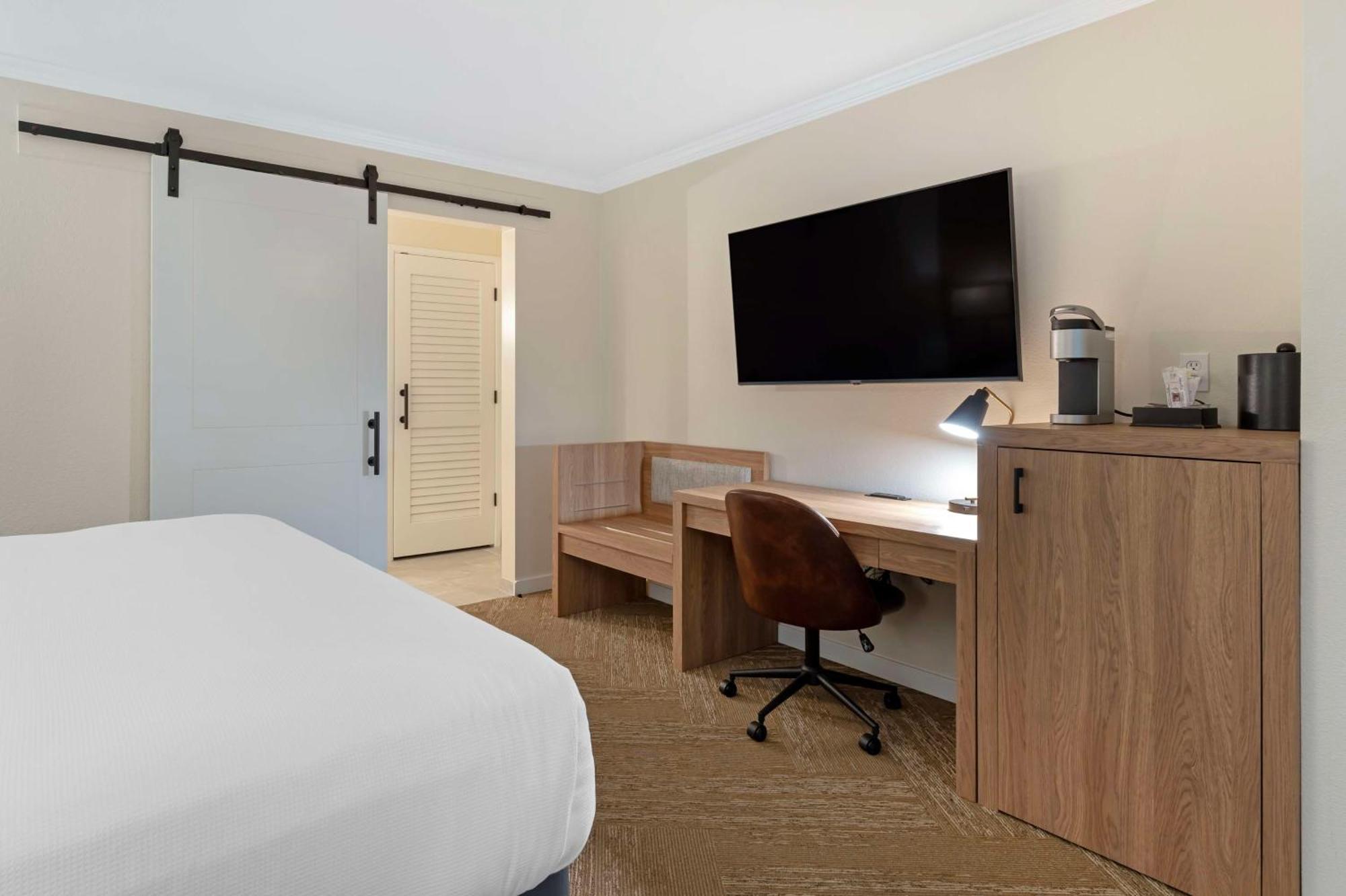 King Room Walk Shower Ground Floor or Exterior Entrance or Non-Smoking
