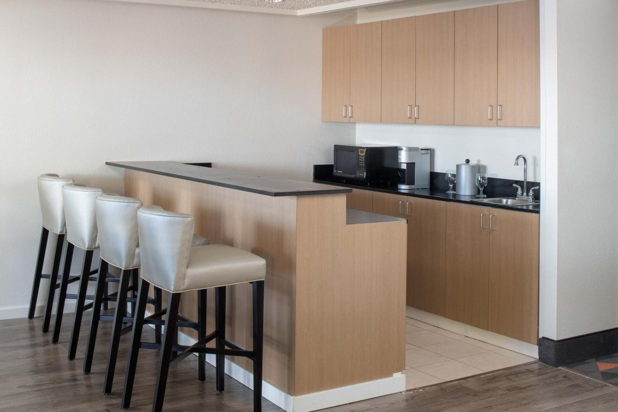 One-Bedroom Suite Courtyard View