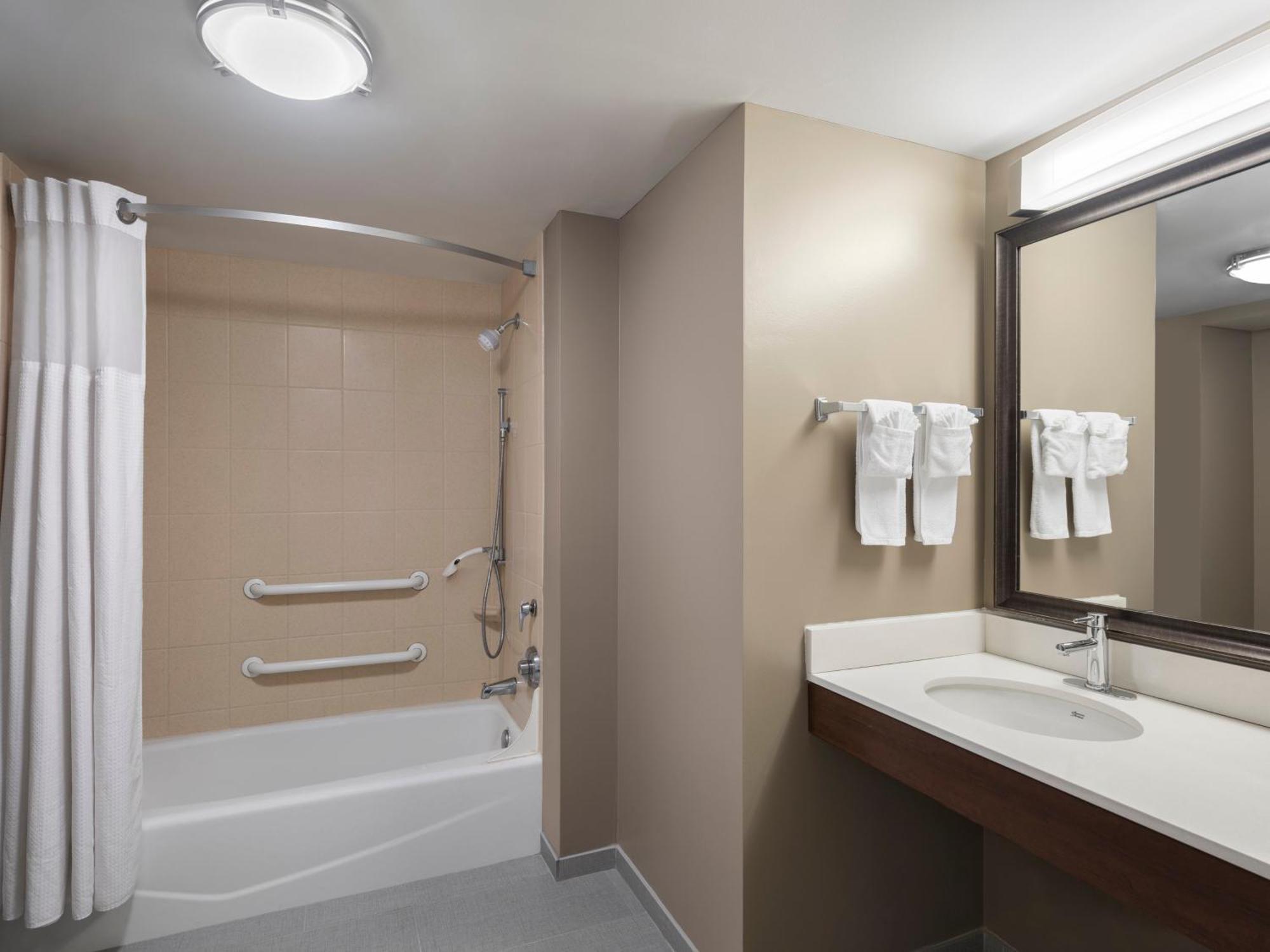 One-Bedroom Suite - Communications/Mobility Accessible with Tub