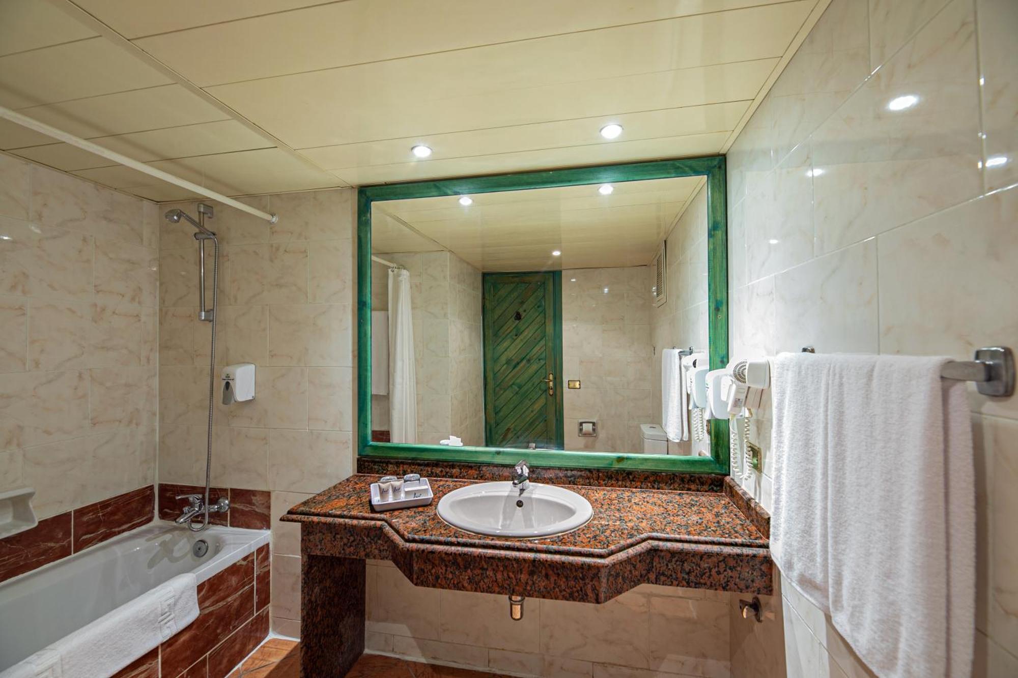 Azur Garden Room