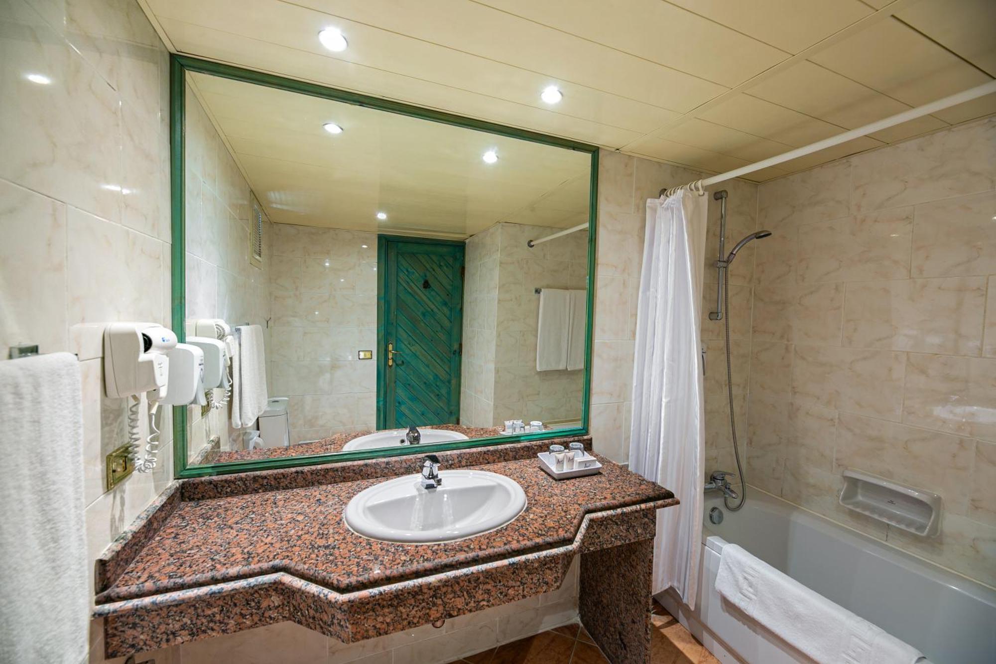 Azur Pool Room