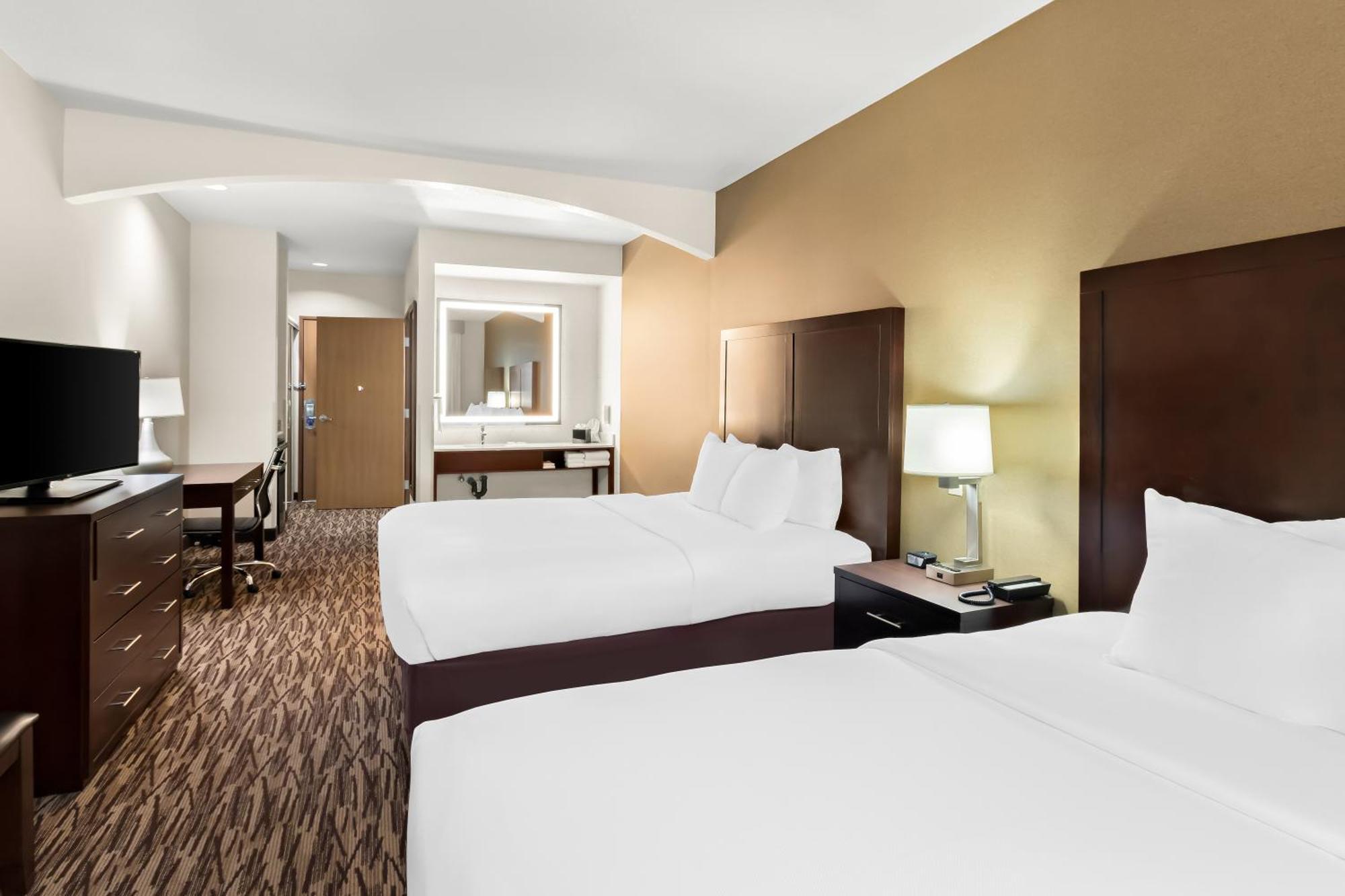 Queen Suite Two Queen Beds