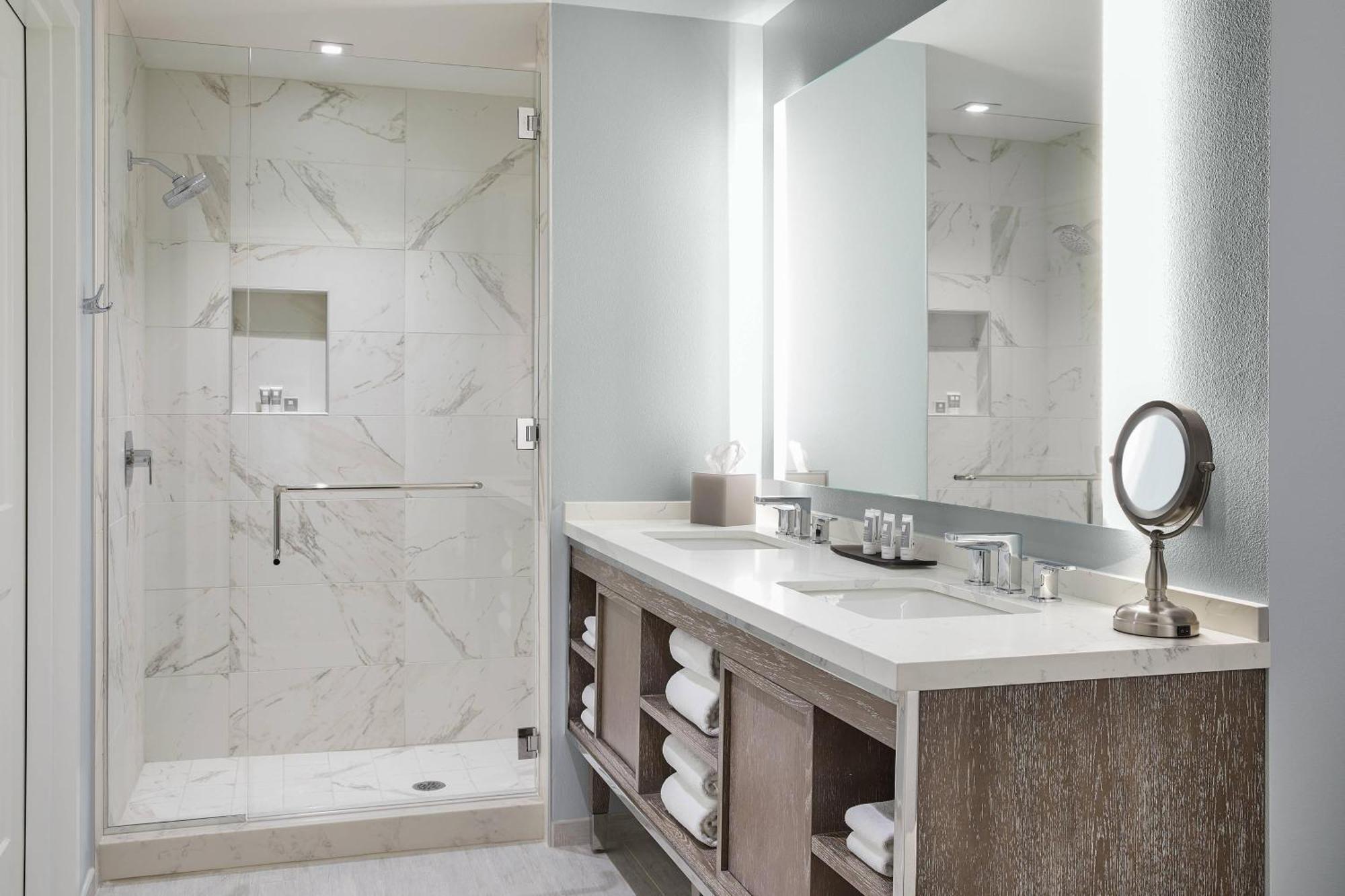 Executive 1 Bedroom Executive Suite 1 King Mountain view Mobility & Hearing Accessible w or Tub