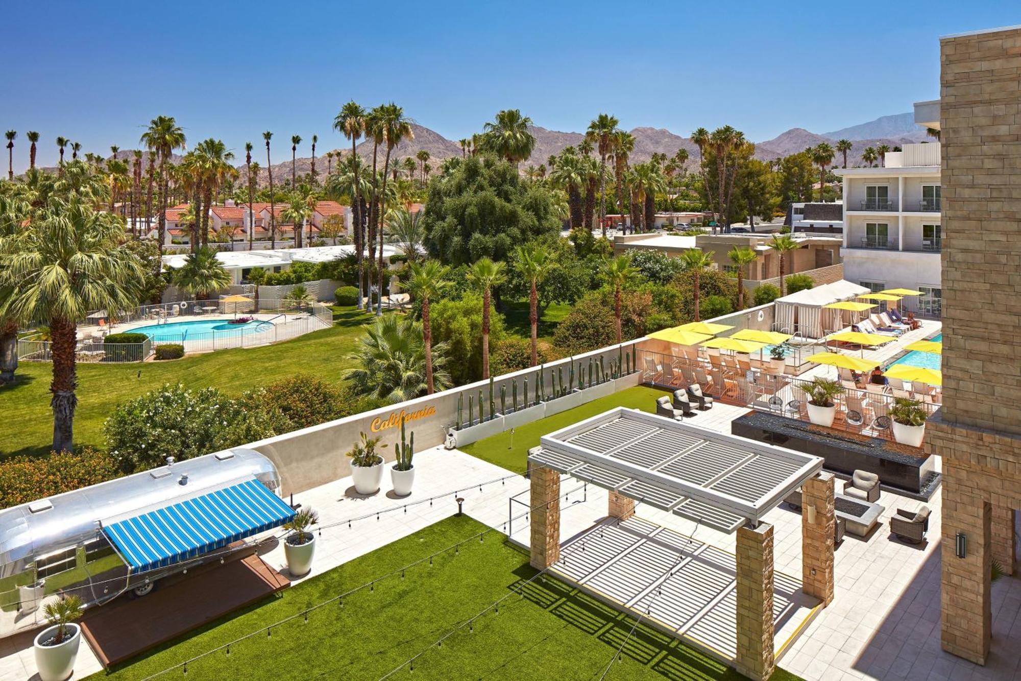 Executive 1 Bedroom Executive Suite 1 King Mountain view Mobility & Hearing Accessible w or Tub