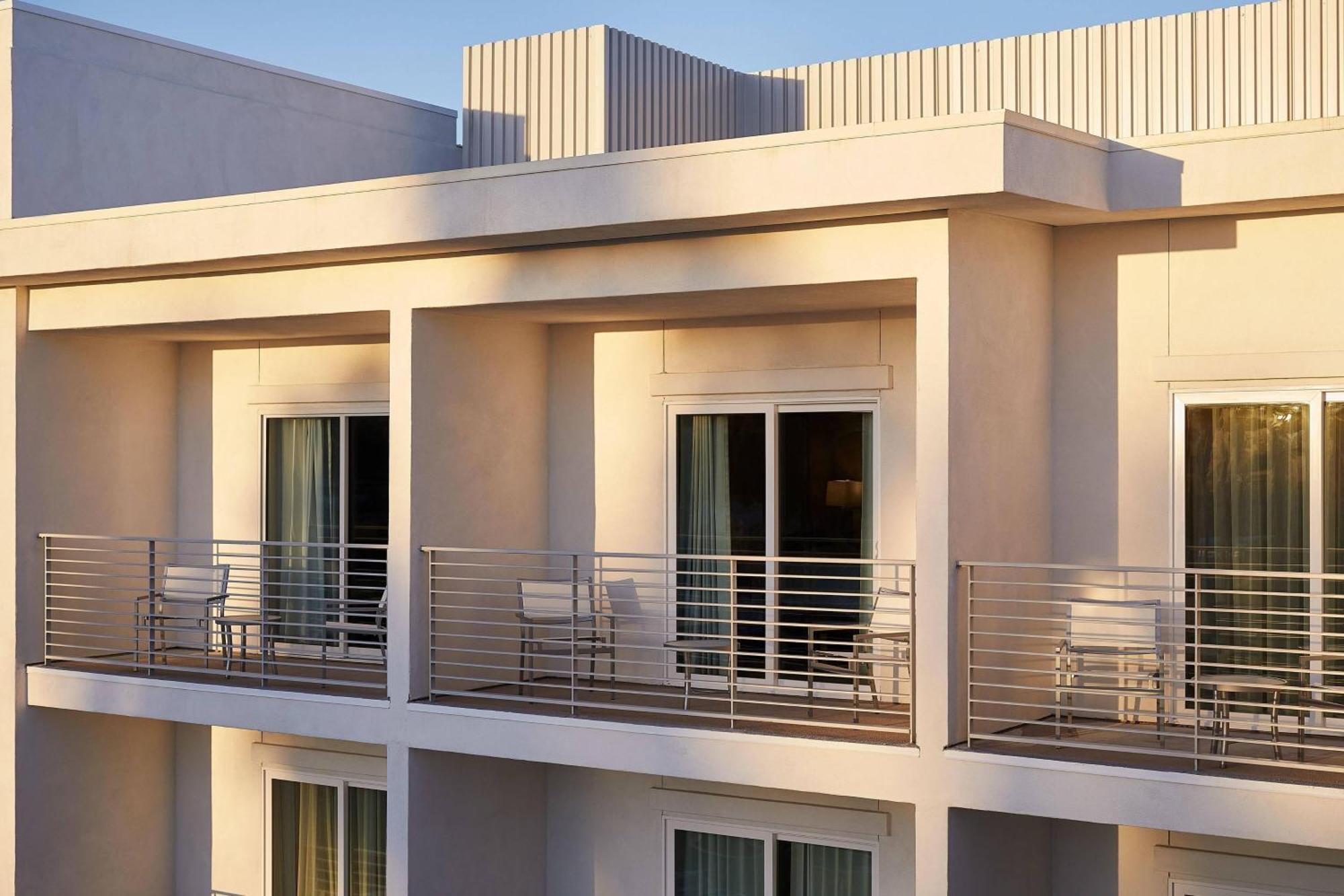 Executive 1 Bedroom Executive Suite 1 King Mountain view Mobility & Hearing Accessible w or Tub