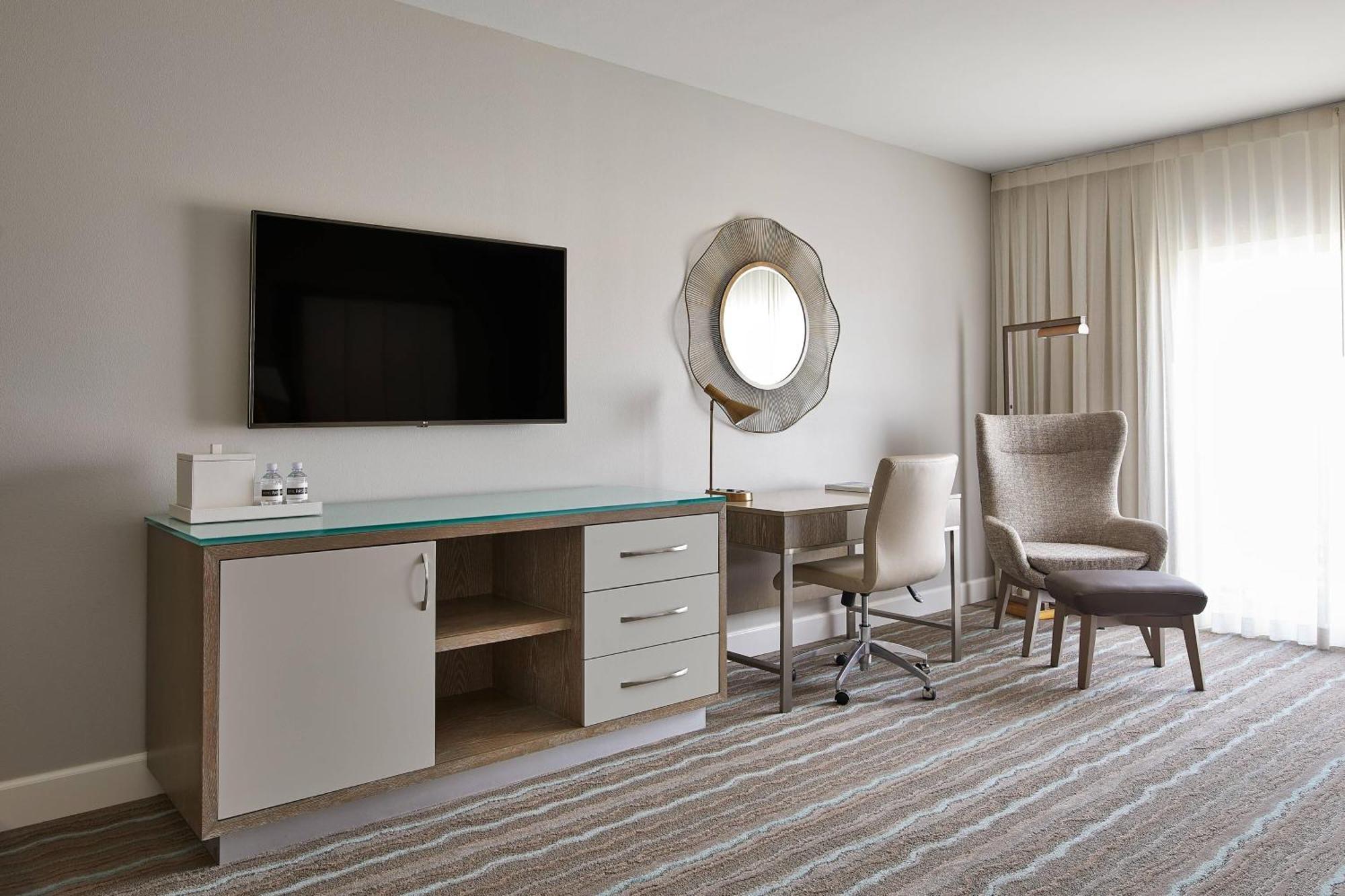 Premier Guest room 2 Queen Balcony Hearing Accessible