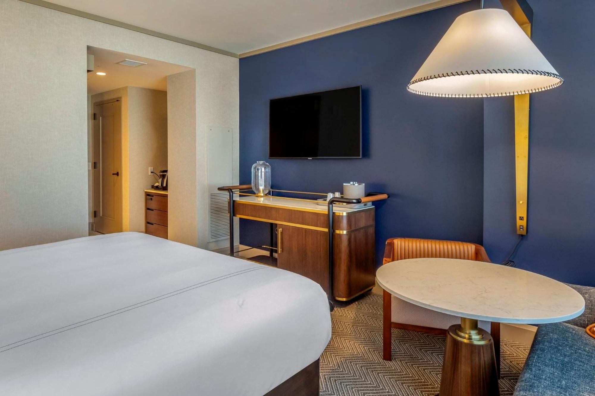 Accessible Deluxe Room Roll Shower King Bed