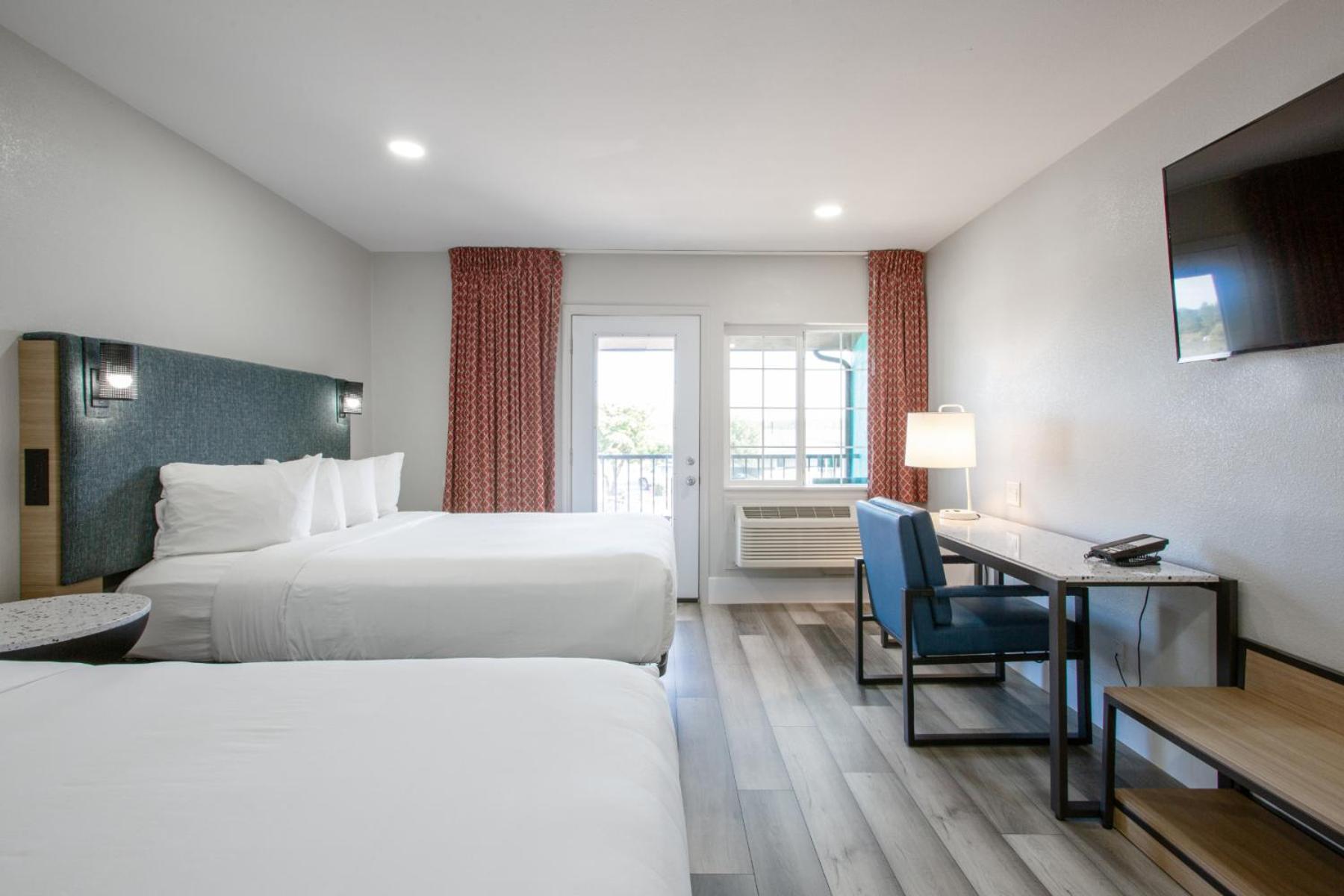 Queen Room Two Queen Beds Courtyard View Non-Smoking