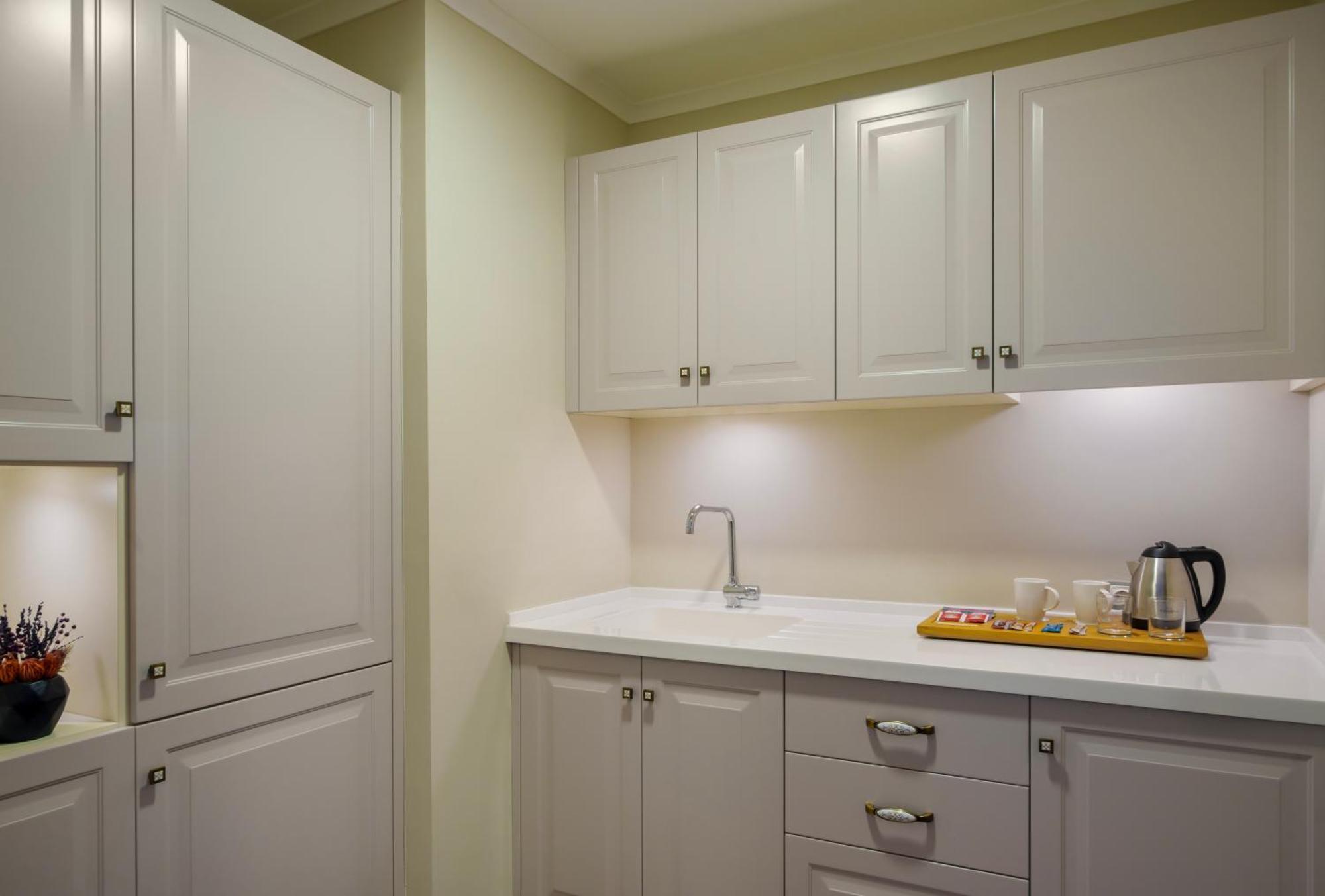 Apartament typu Suite z łóżkiem typu king-size i widokiem na morze