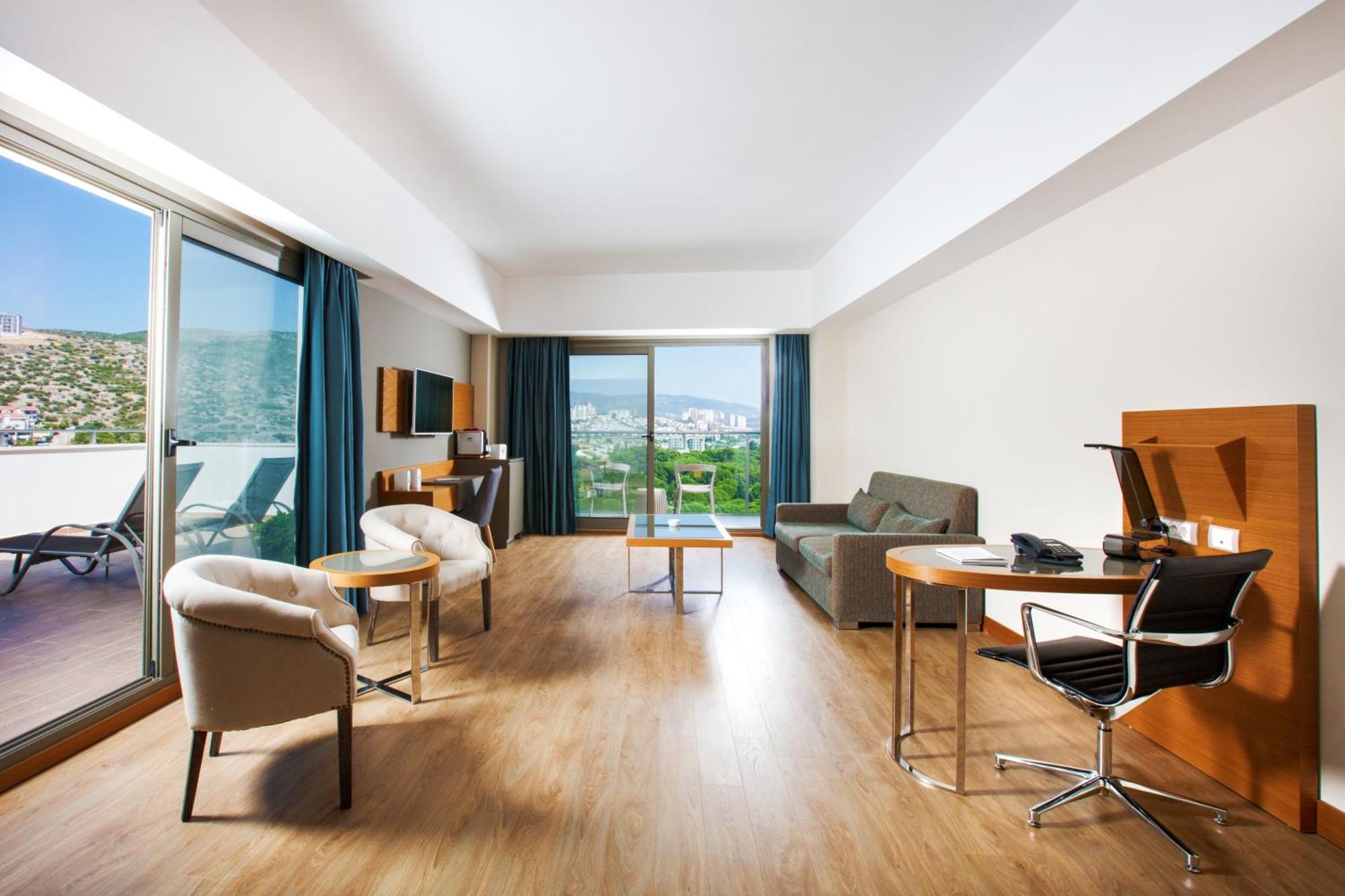 Apartament typu Standard Suite z częściowym widokiem na morze