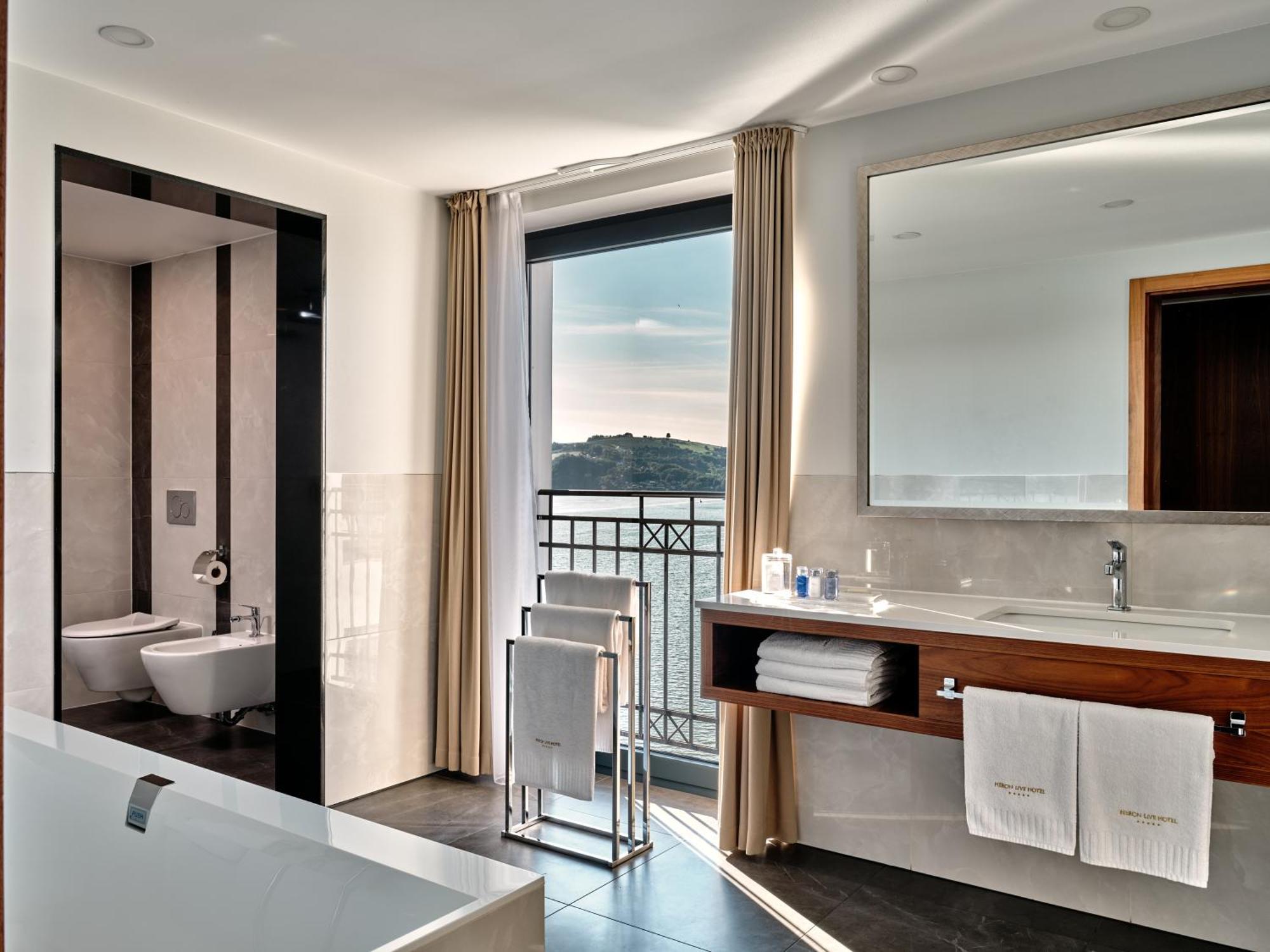 Apartament typu Deluxe Suite z widokiem na jezioro