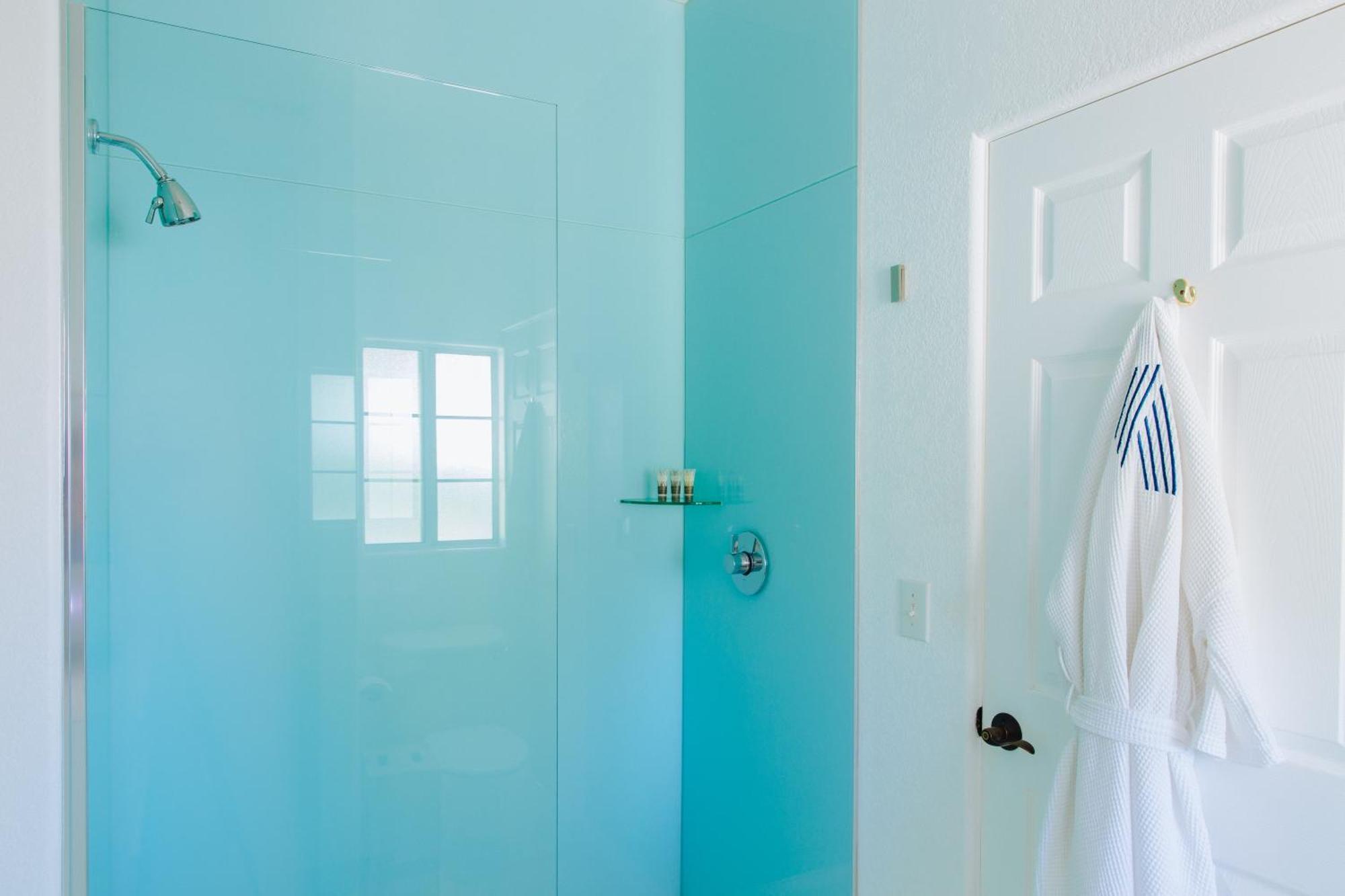 Poolside King Deluxe
