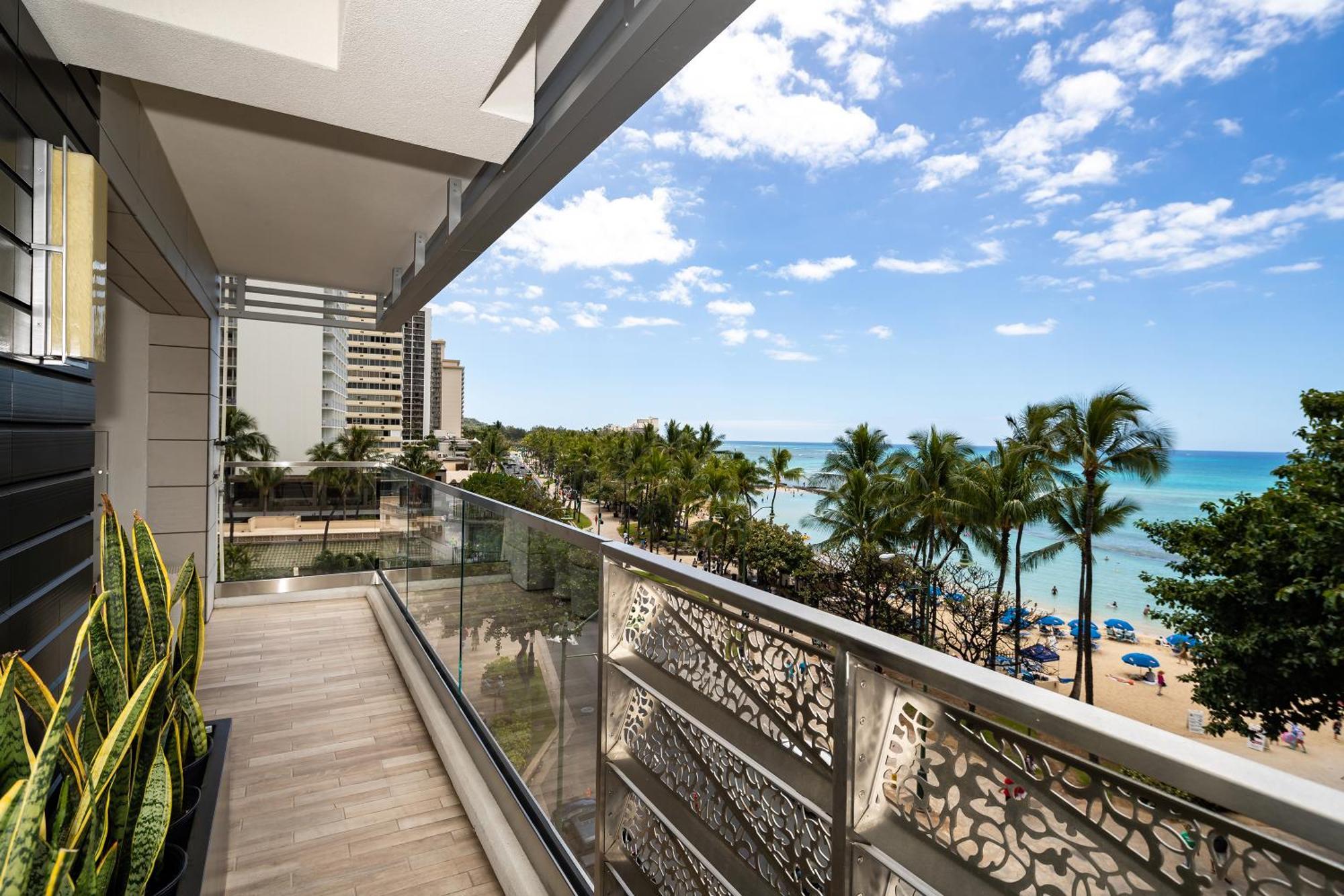 Oceanfront Sapphire Suite 2 Bedroom Plus Den