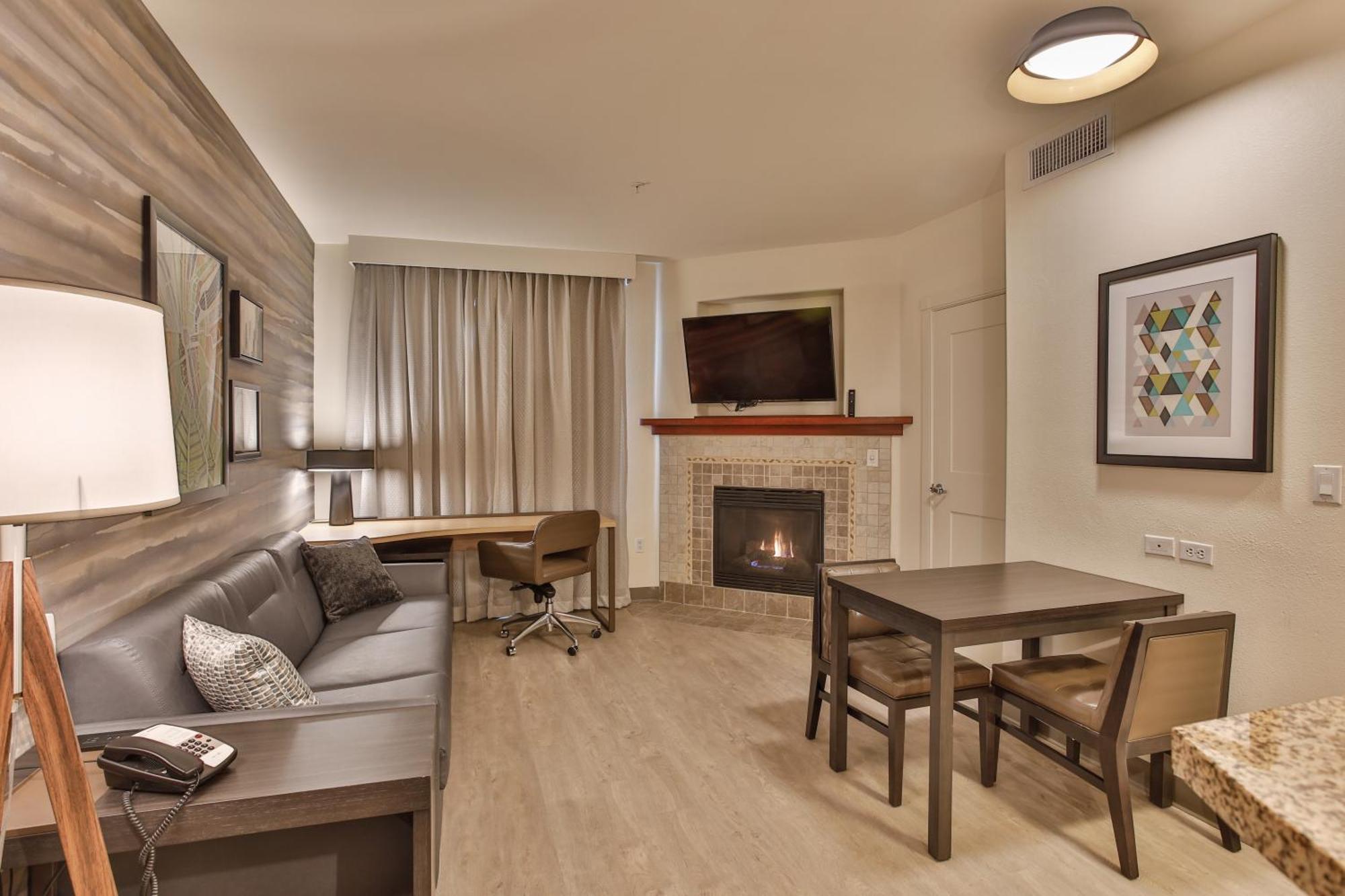 1 Bedroom 2 room Suite 2 Queen Sofa bed