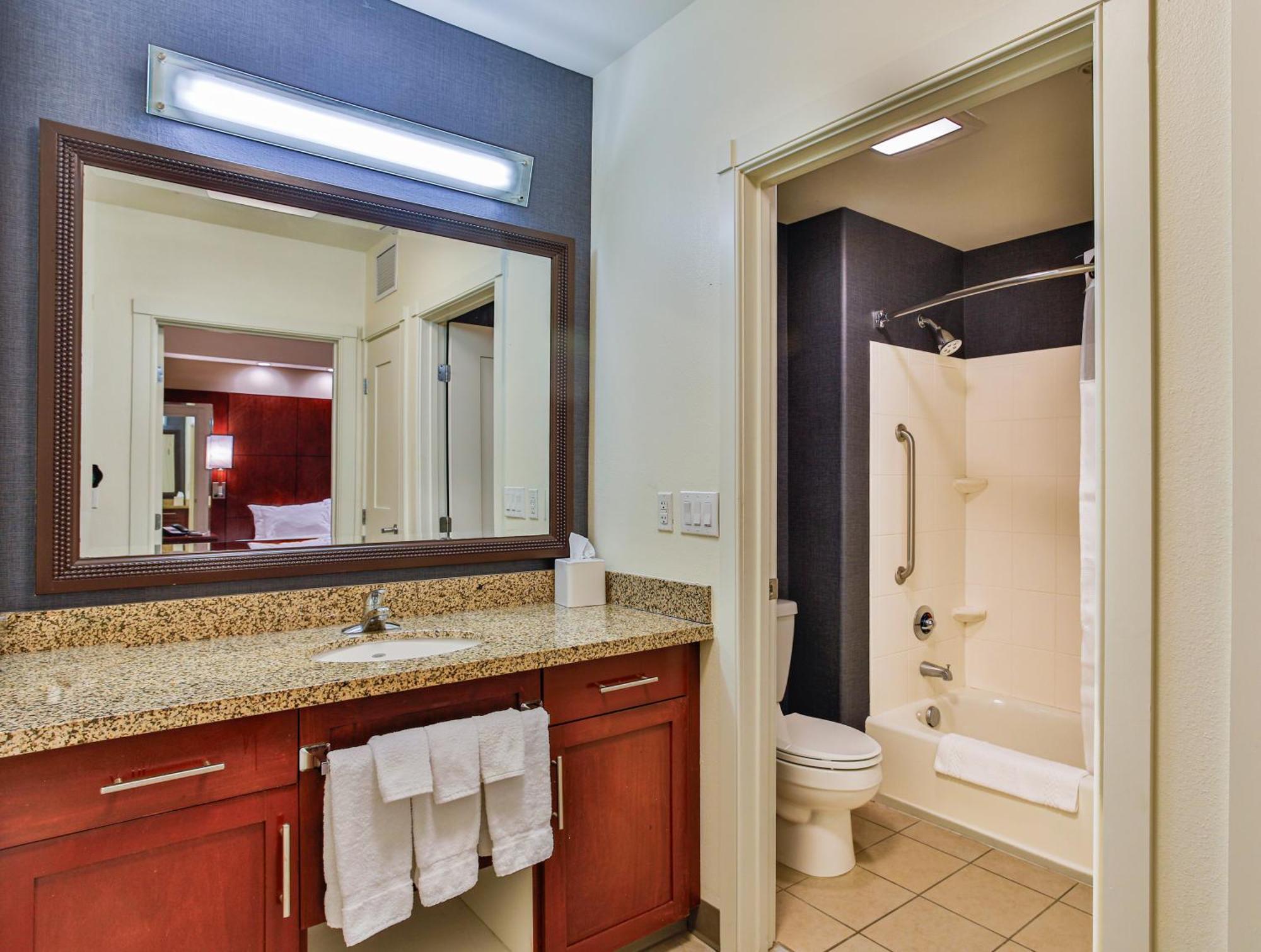 1 Bedroom 2 room Suite 2 Queen Sofa bed