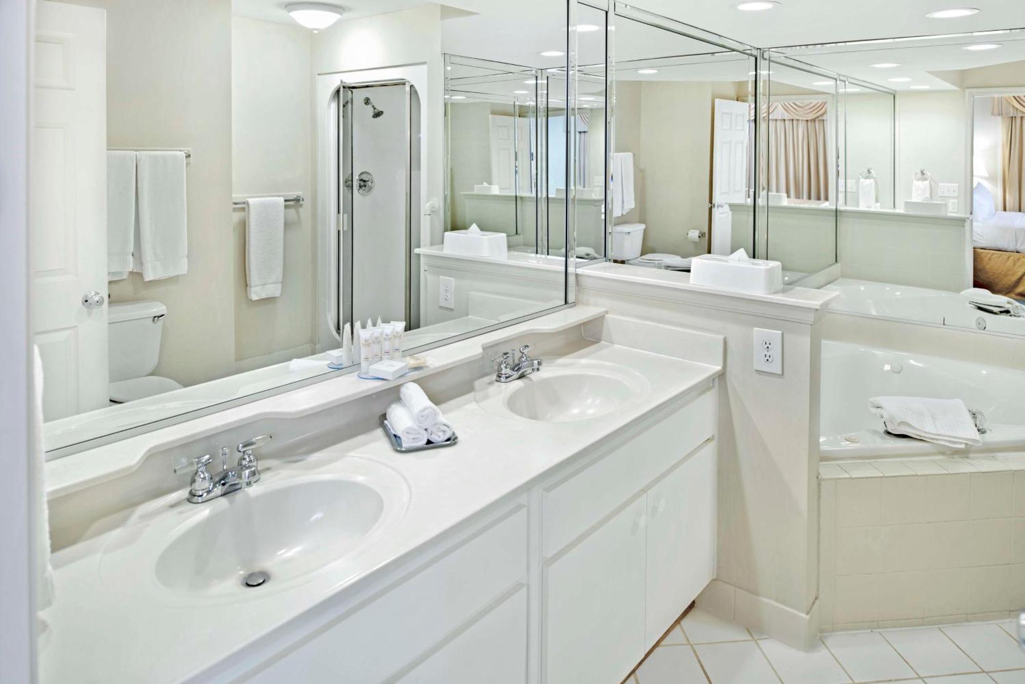 Two-Bedroom King or Queen or King or Two Twin Suite Sofa Bed