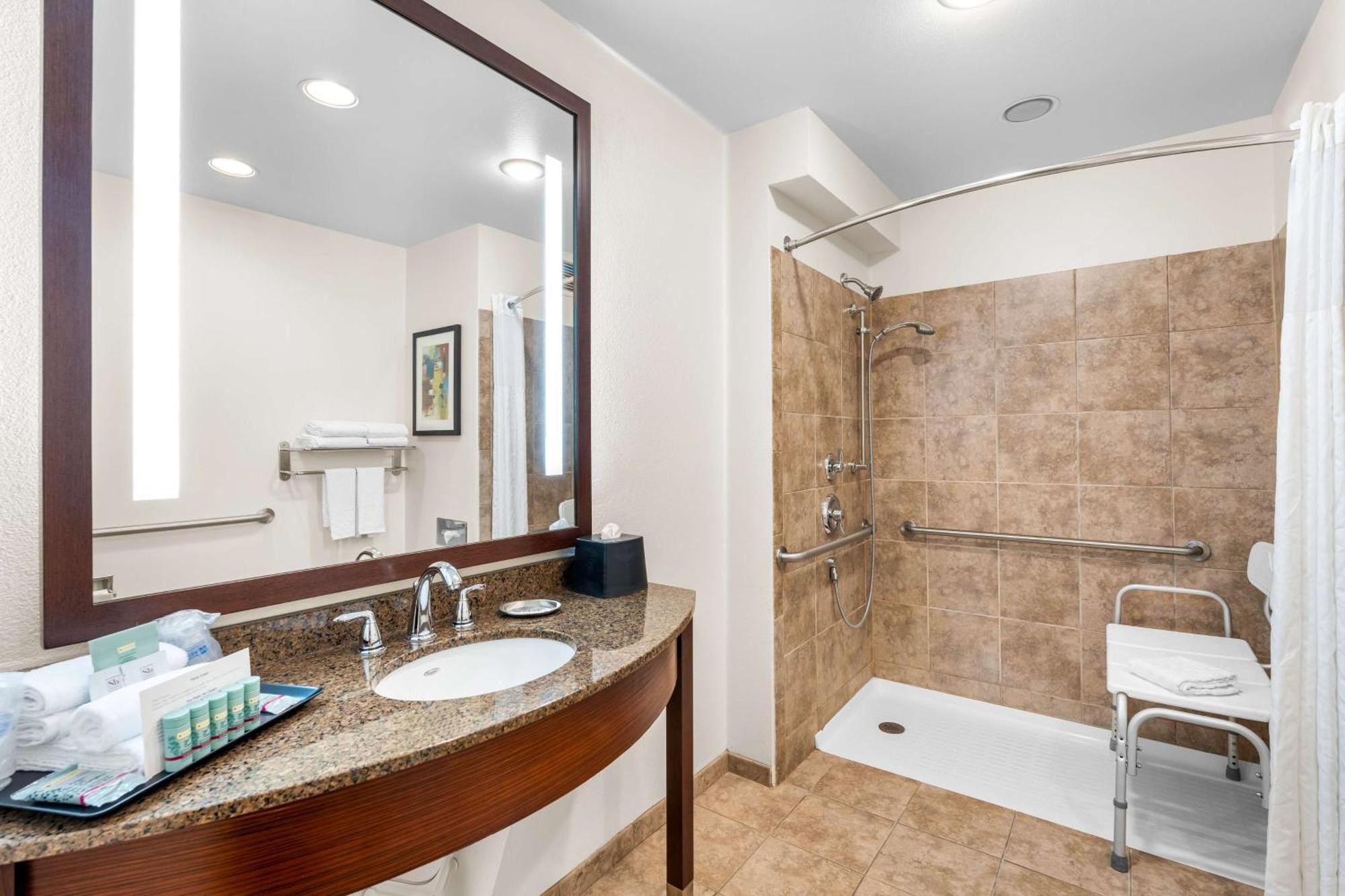 King Suite Roll Shower Fireplace Balcony Disability or Non-Smoking